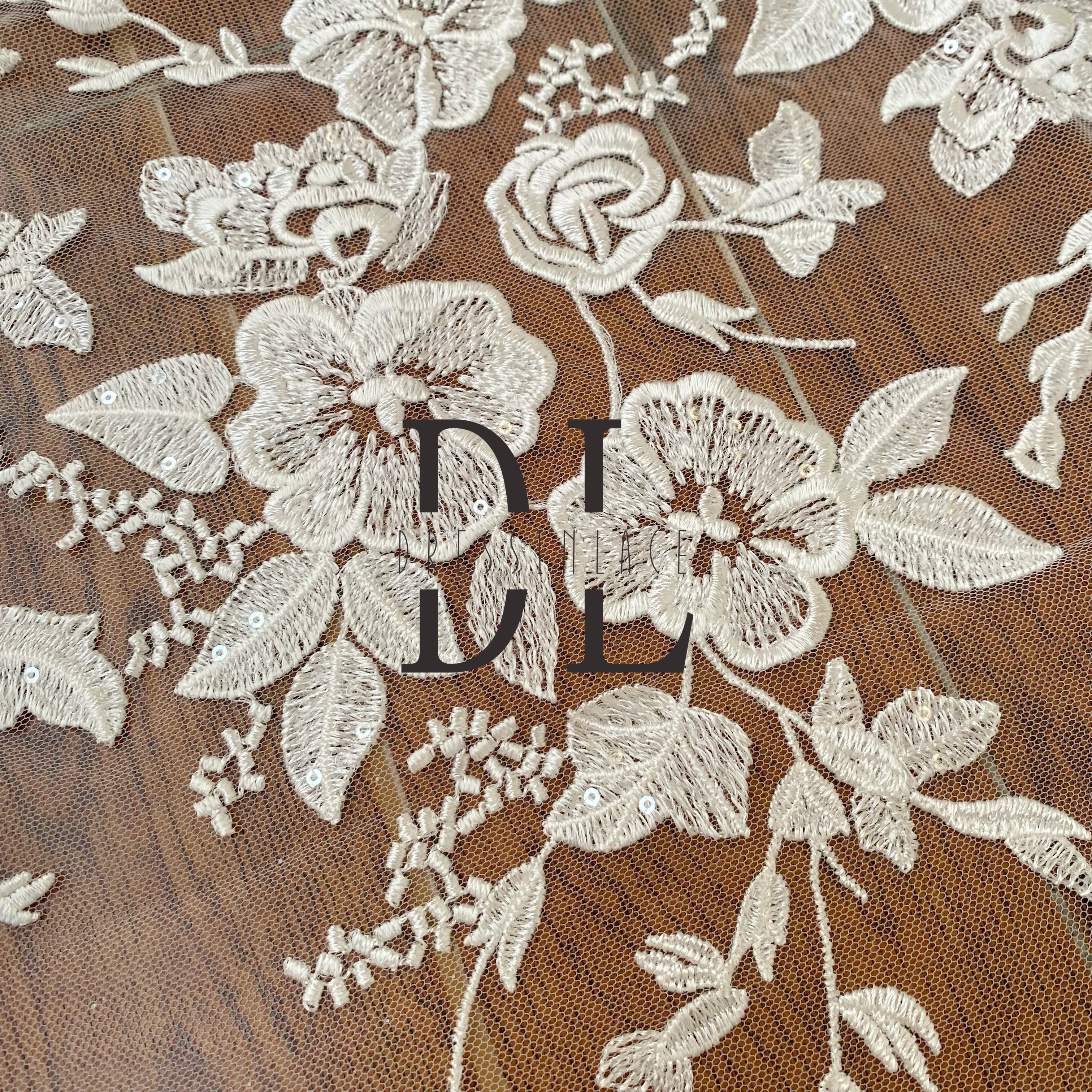 DL130140 Elegantes tejidos de encaje bordado con delicados diseños florales y lentejuelas brillantes para vestidos