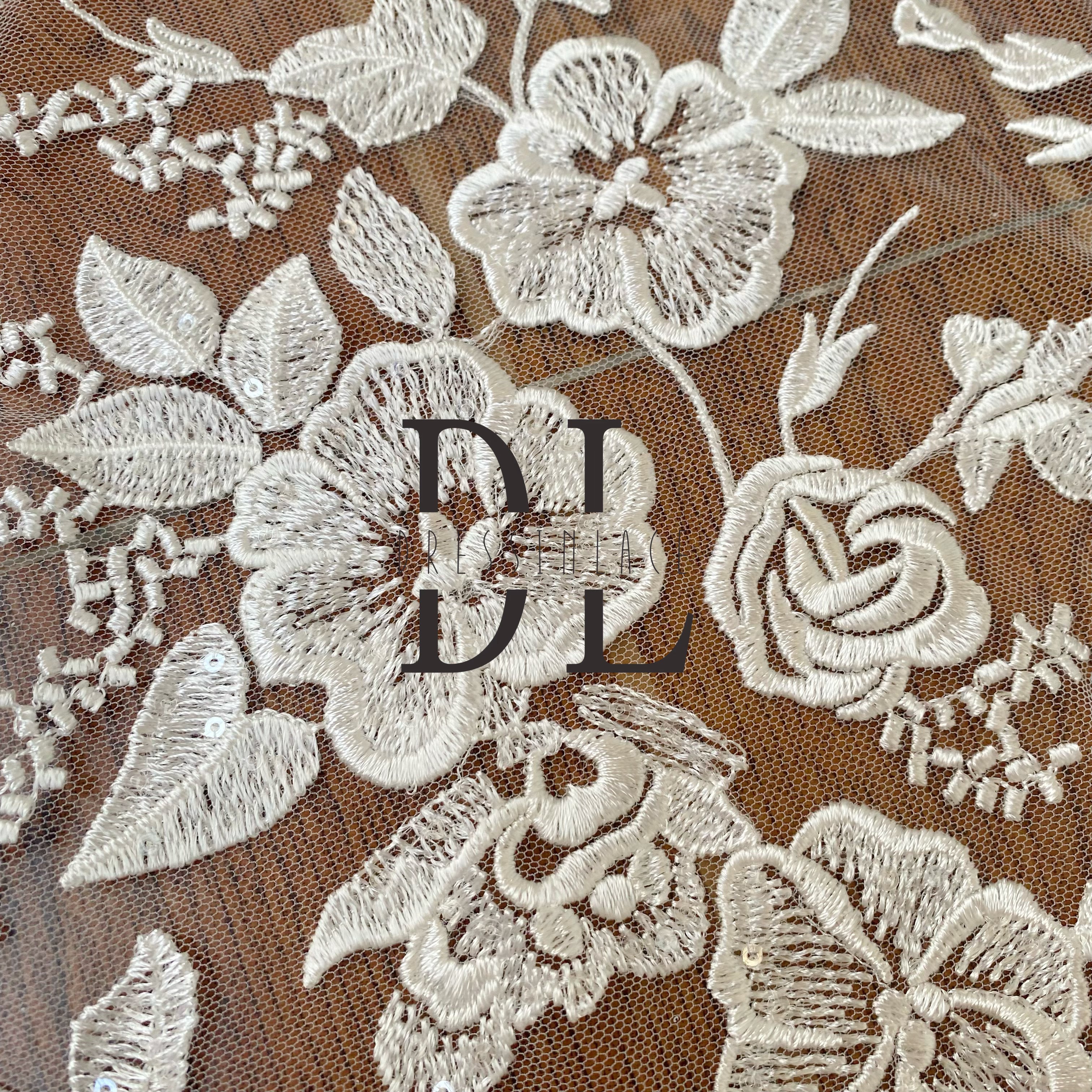 DL130140 Elegantes tejidos de encaje bordado con delicados diseños florales y lentejuelas brillantes para vestidos