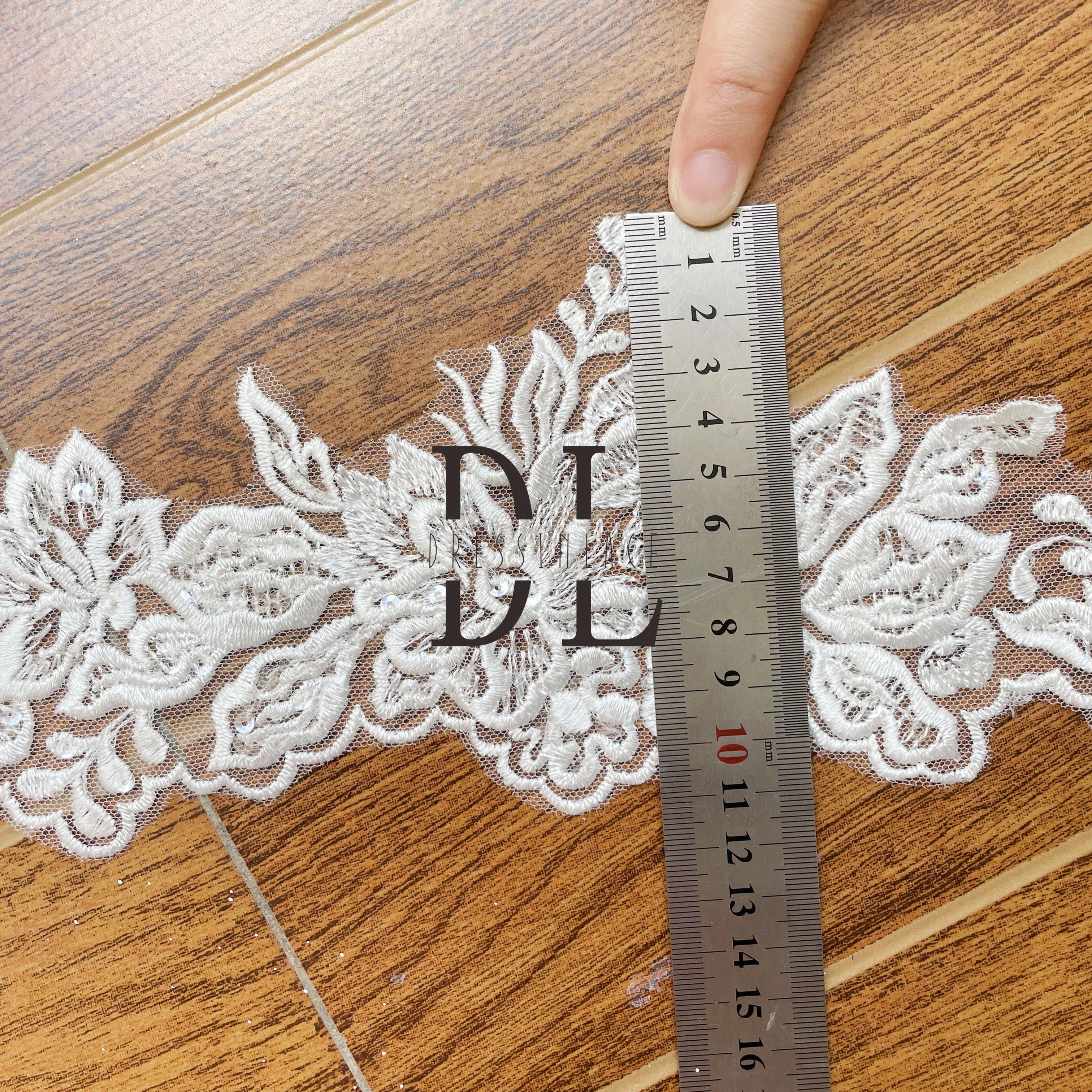 DLX11231 Encaje con adornos brillantes y elegante encanto DLX11231