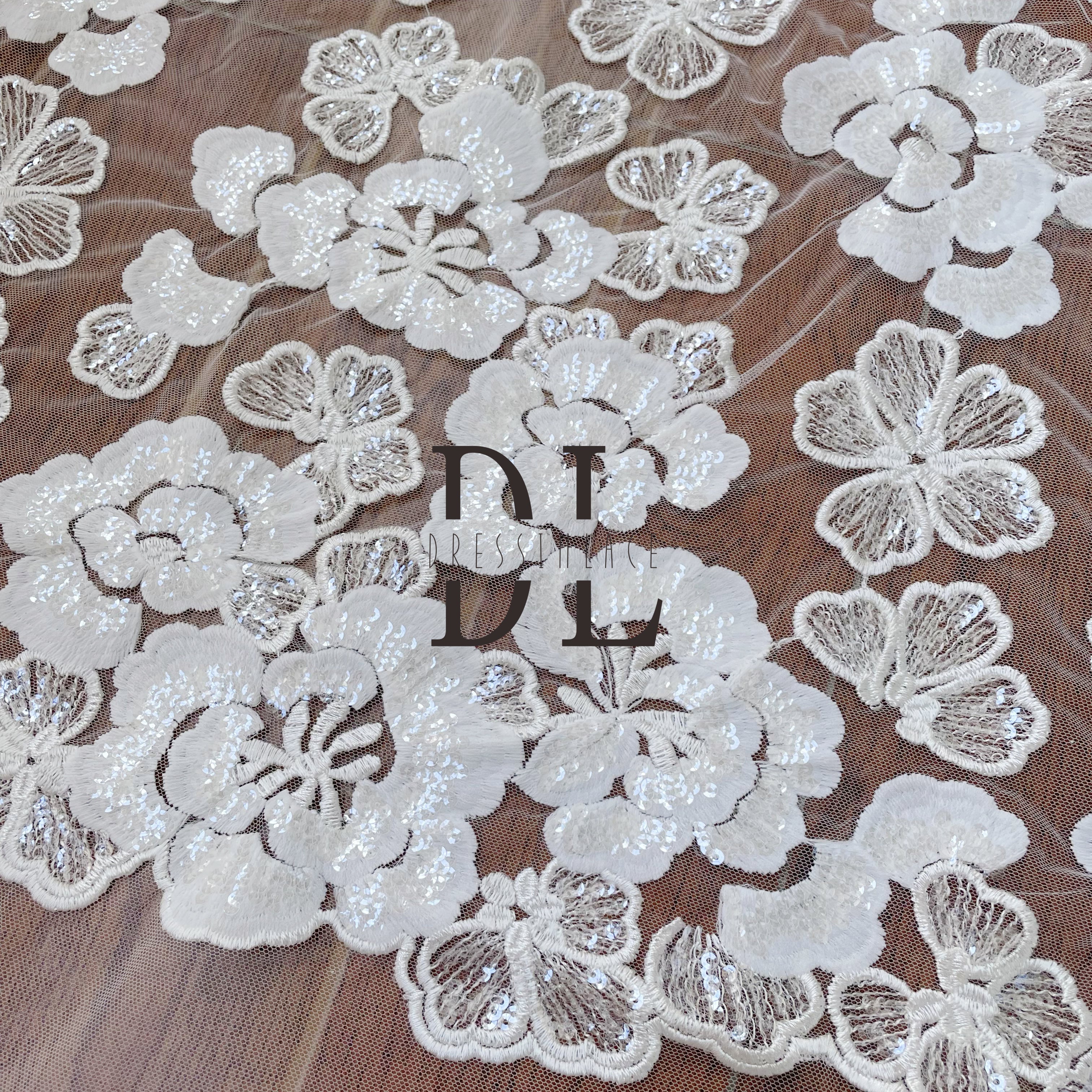 DL130123 Tessuto in pizzo ricamato Floral Delight con paillettes - Tulle morbido con fiori abbaglianti | Tessuto in pizzo di alta qualità per creazioni straordinarie DL130123