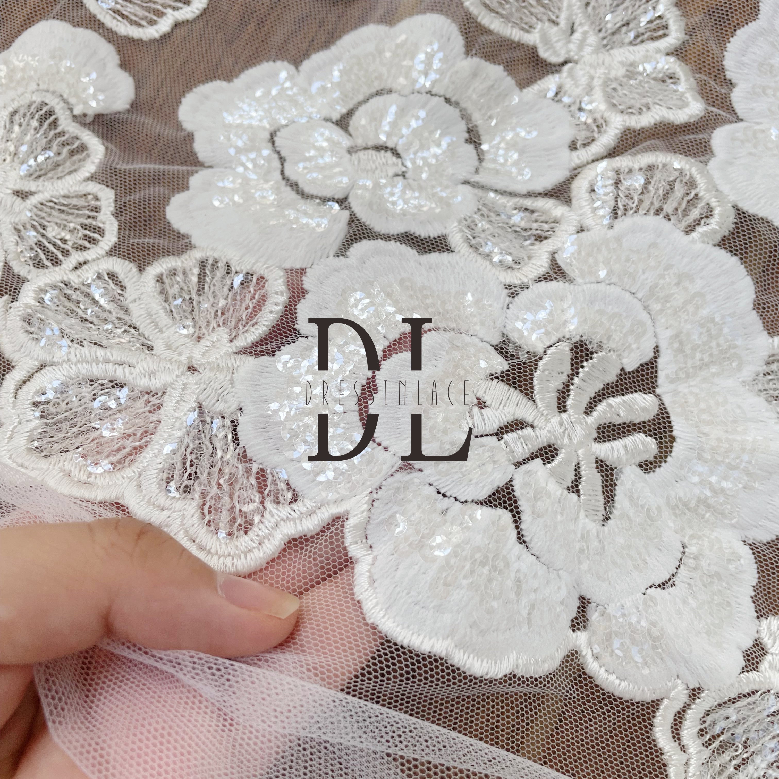 DL130123 Tessuto in pizzo ricamato Floral Delight con paillettes - Tulle morbido con fiori abbaglianti | Tessuto in pizzo di alta qualità per creazioni straordinarie DL130123