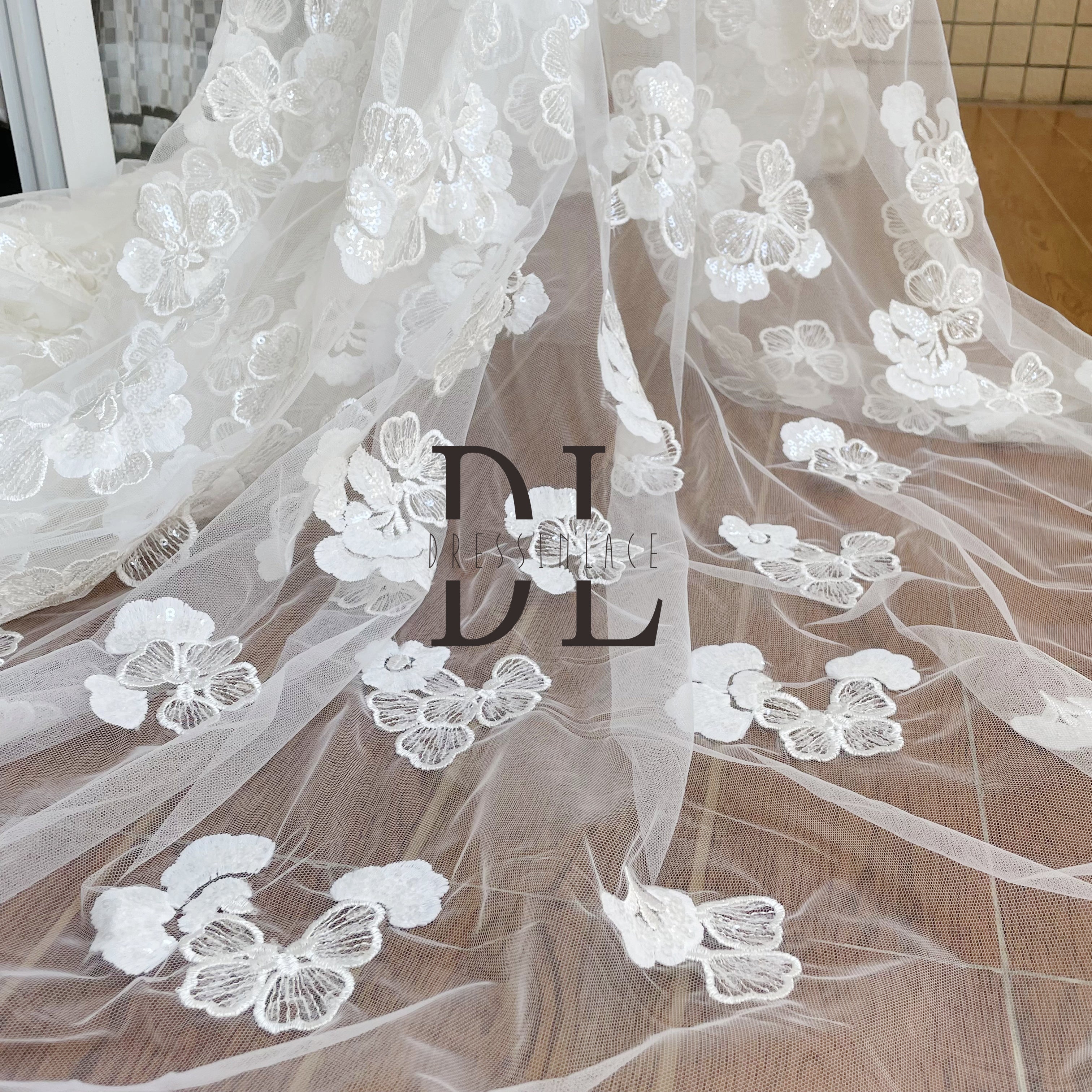 DL130123 Tessuto in pizzo ricamato Floral Delight con paillettes - Tulle morbido con fiori abbaglianti | Tessuto in pizzo di alta qualità per creazioni straordinarie DL130123