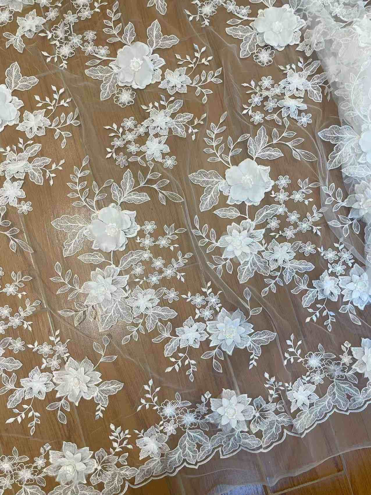 DL130013 Tejido de encaje de flores de satén 3D suave de alta calidad con cuentas de perlas para vestidos de novia