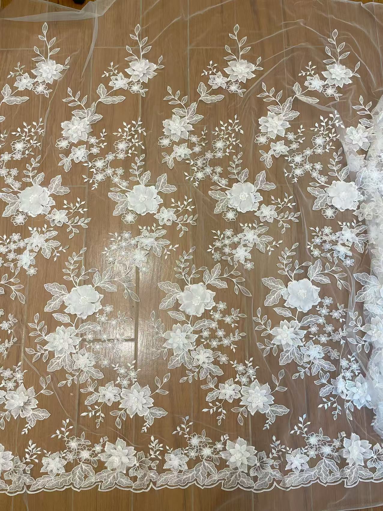 DL130013 Tejido de encaje de flores de satén 3D suave de alta calidad con cuentas de perlas para vestidos de novia