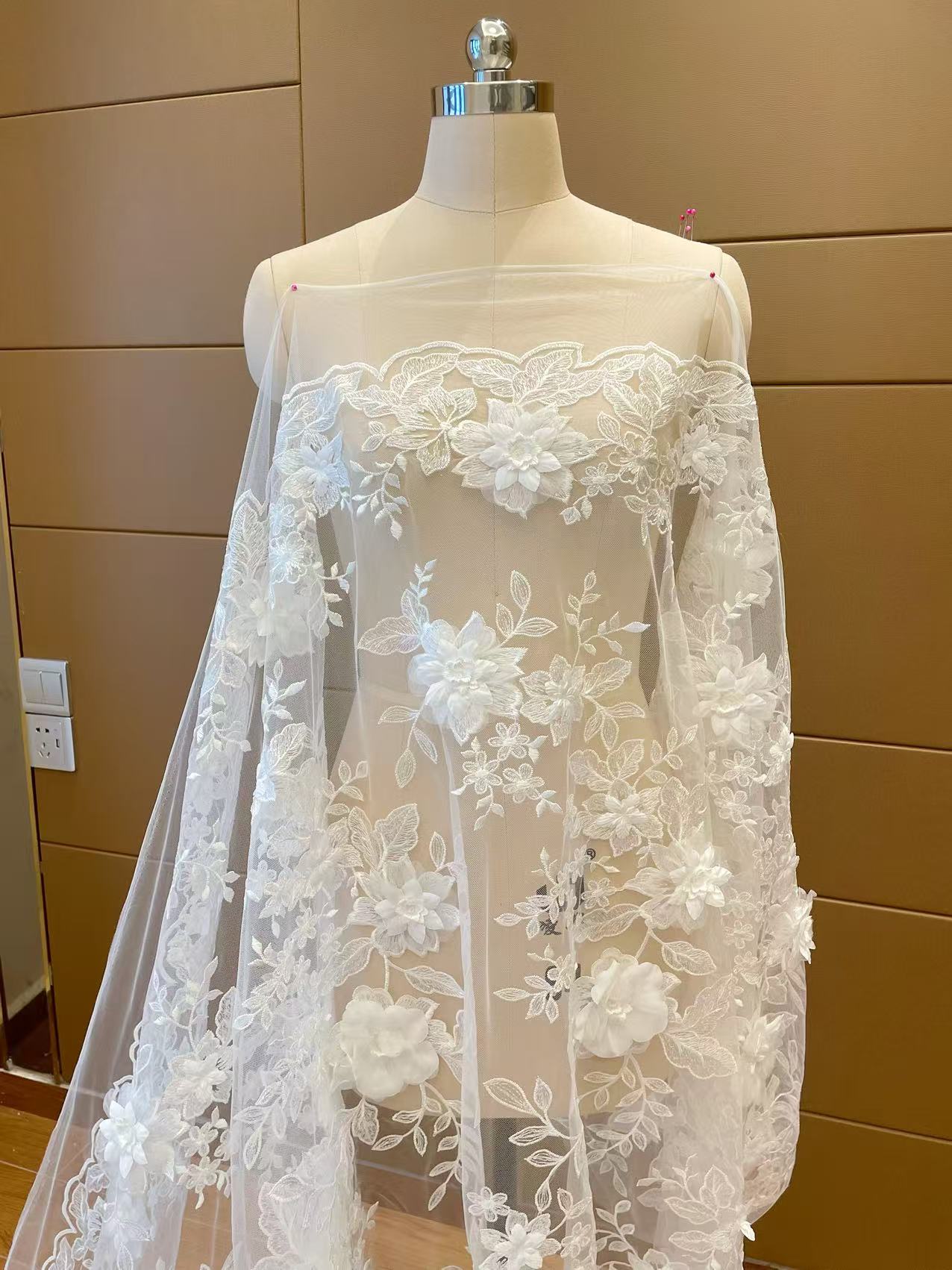 DL130013 Tejido de encaje de flores de satén 3D suave de alta calidad con cuentas de perlas para vestidos de novia