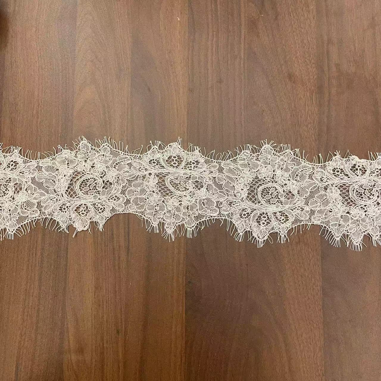 DL130013 Tessuto di pizzo di fiori di raso 3D morbido di alta qualità con perline per abiti da sposa