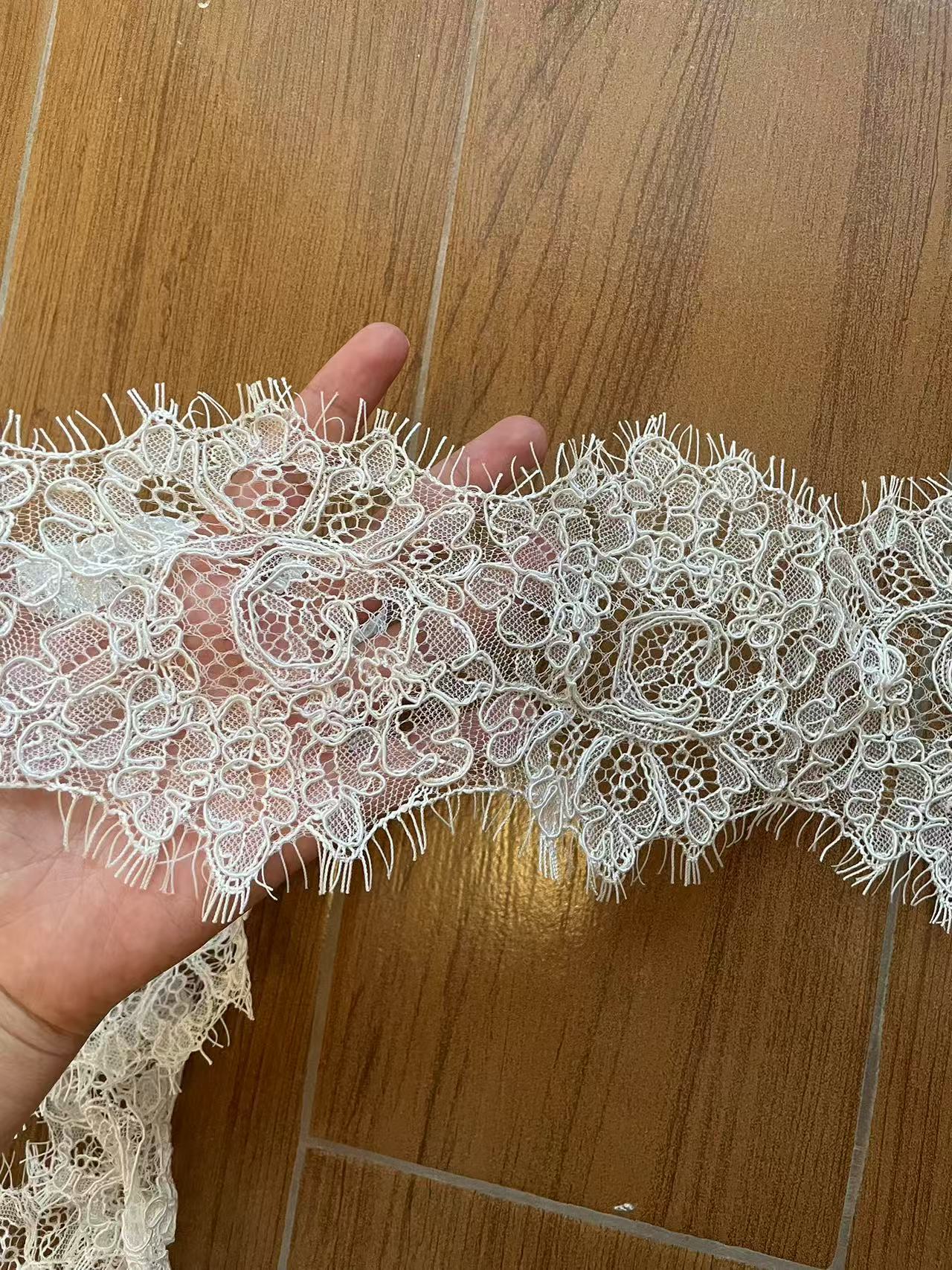 DL130013 Tessuto di pizzo di fiori di raso 3D morbido di alta qualità con perline per abiti da sposa