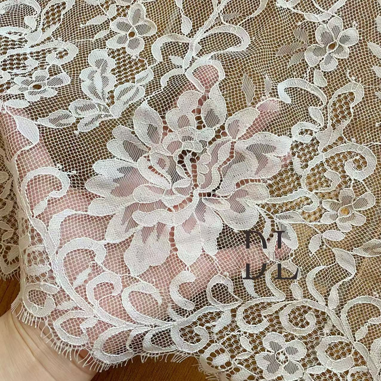 DL15114 Soft Bridal Chantilly lace 3 meters per piece