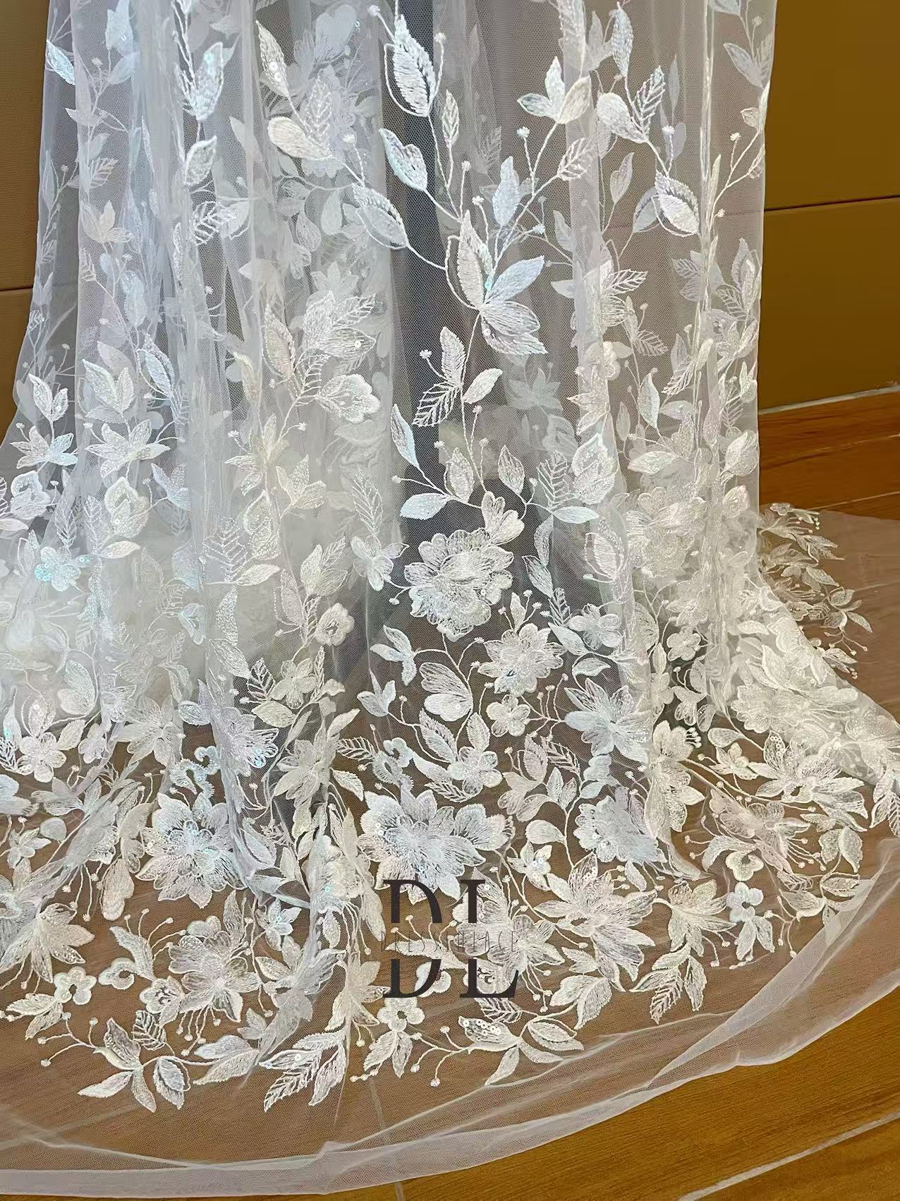 DL130013 Tejido de encaje de flores de satén 3D suave de alta calidad con cuentas de perlas para vestidos de novia