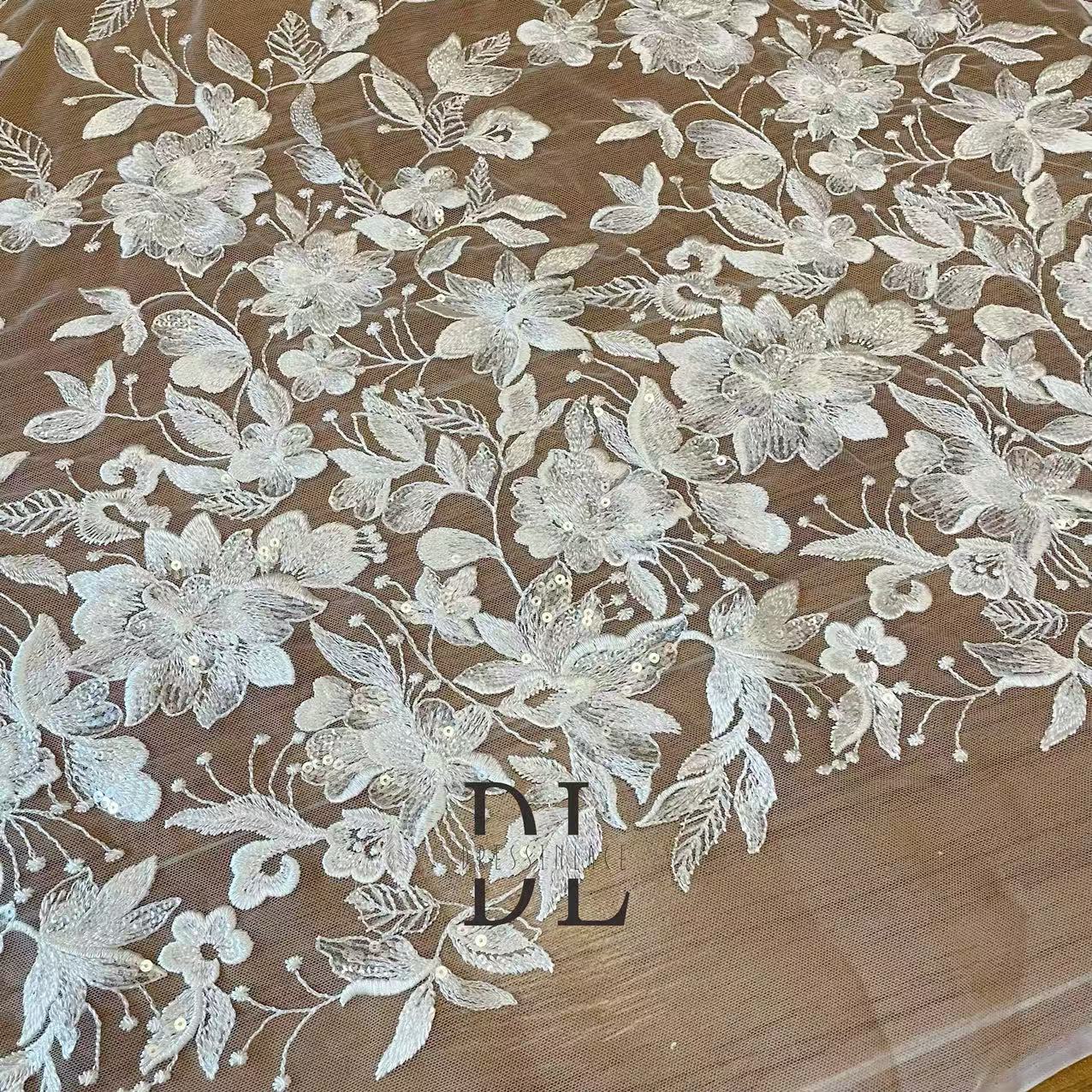 DL130013 Tejido de encaje de flores de satén 3D suave de alta calidad con cuentas de perlas para vestidos de novia