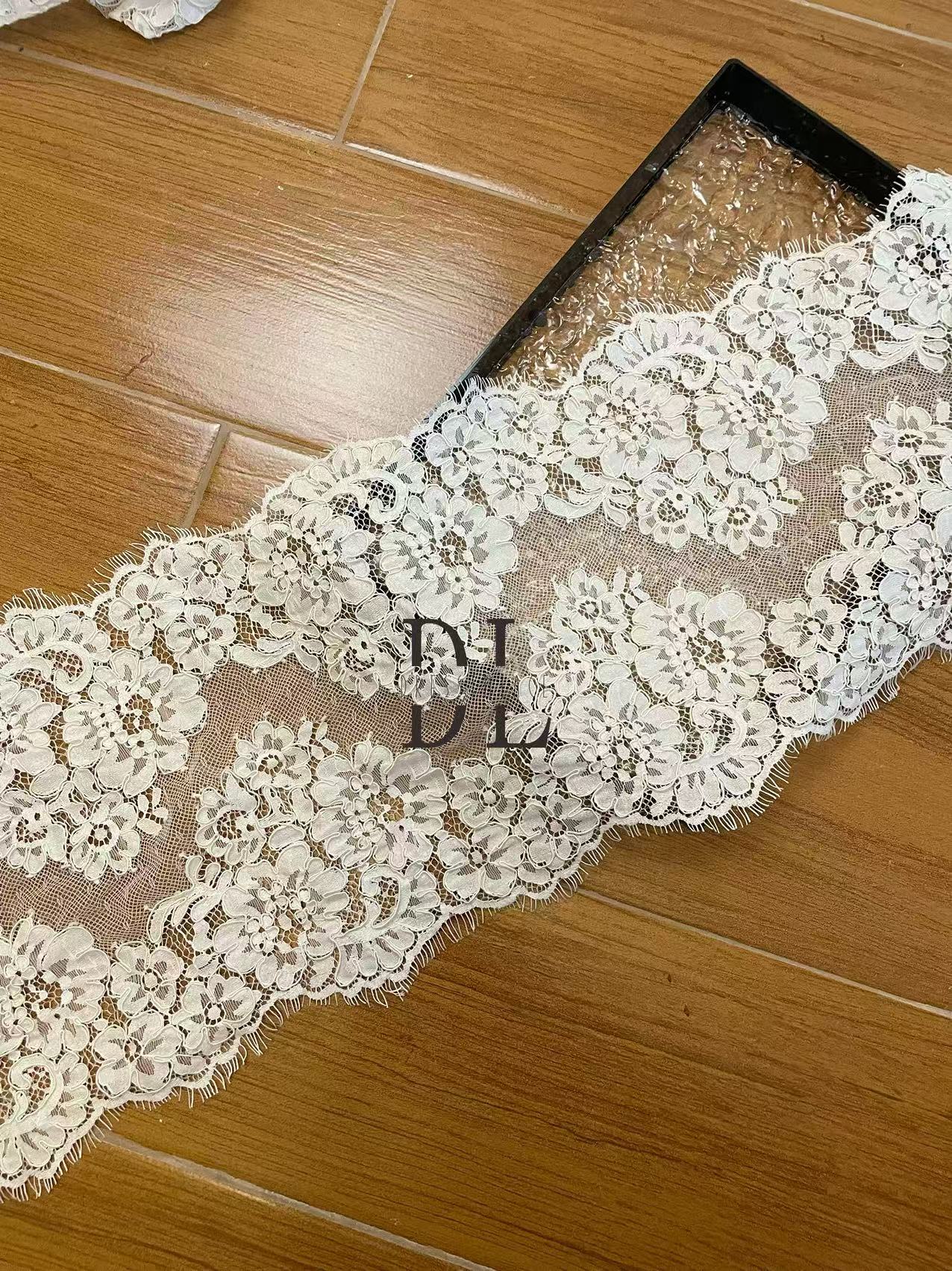 DL130013 Tejido de encaje de flores de satén 3D suave de alta calidad con cuentas de perlas para vestidos de novia