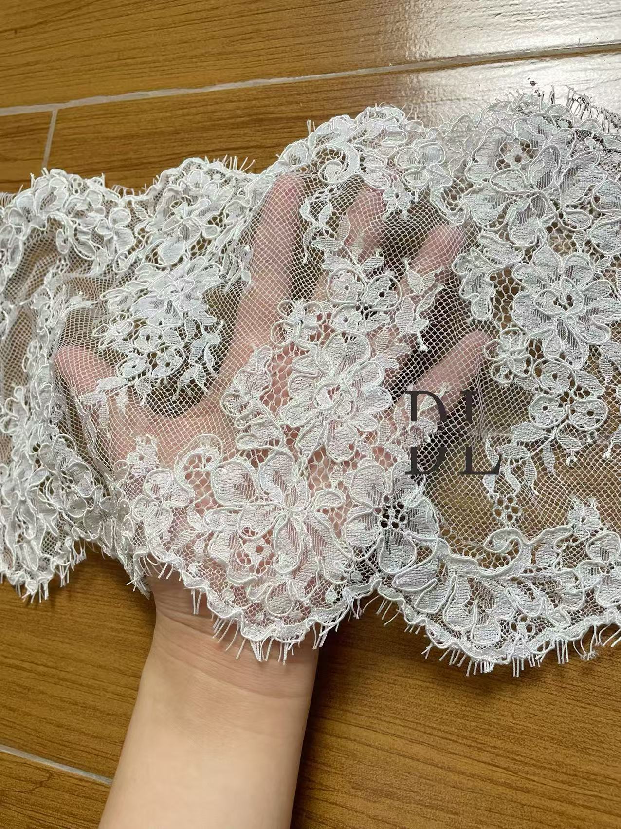 DL130013 Tessuto di pizzo di fiori di raso 3D morbido di alta qualità con perline per abiti da sposa