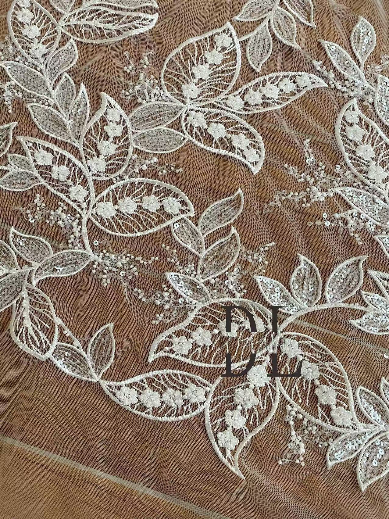DL130009 Elegante tejido de encaje bordado con un impresionante diseño para vestido de novia DL130009
