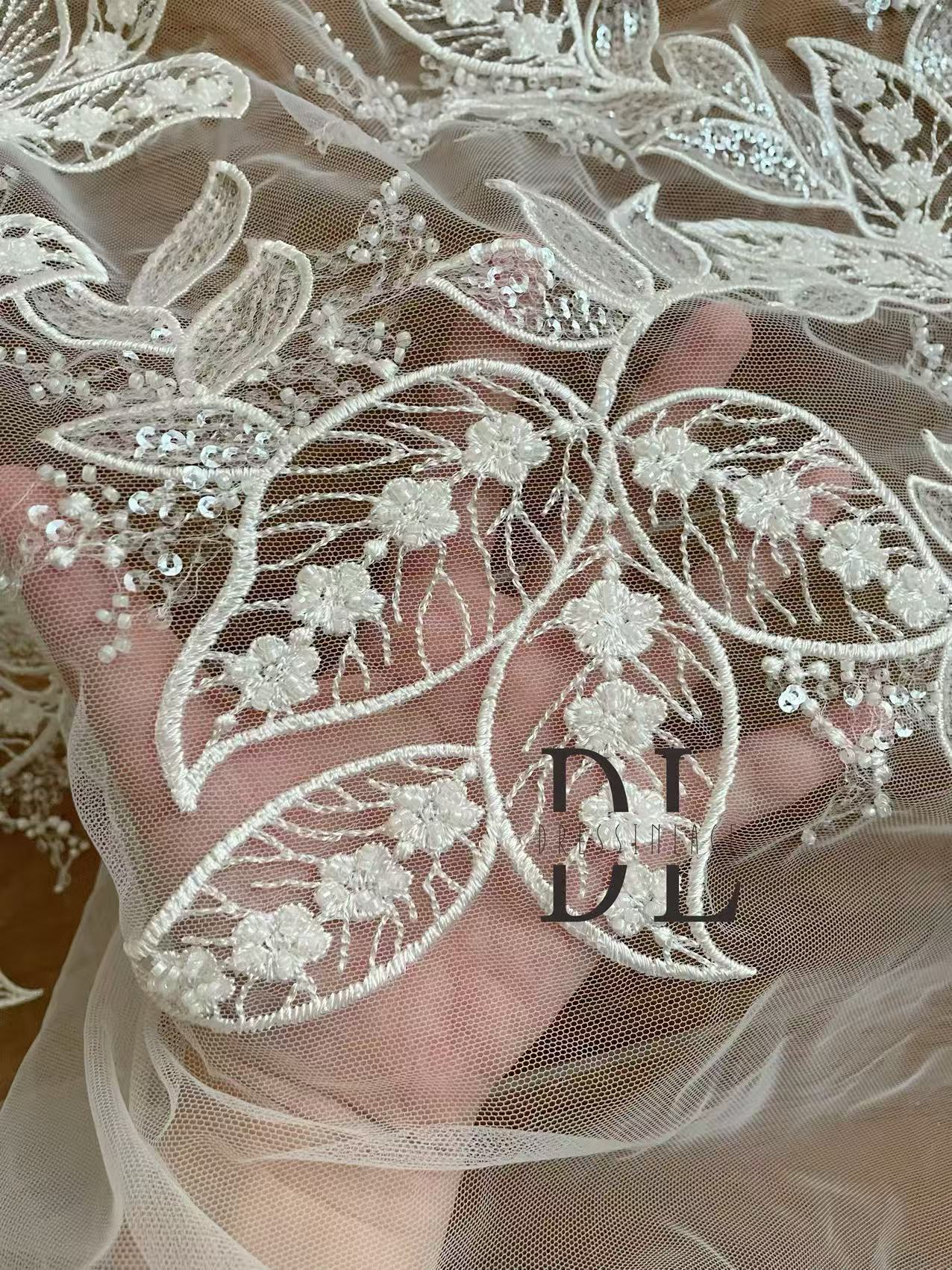 DL130009 Elegante tejido de encaje bordado con un impresionante diseño para vestido de novia DL130009