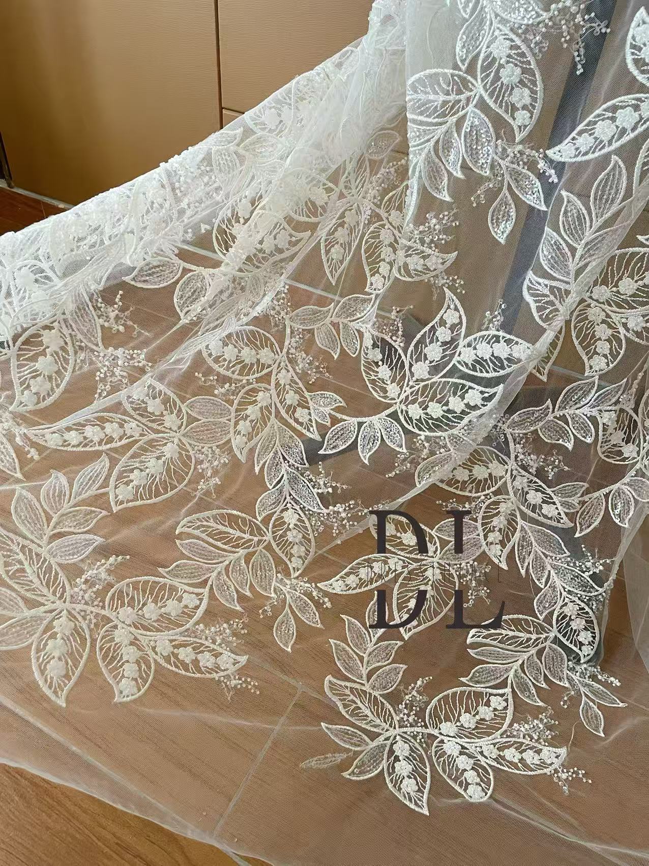 DL130009 Elegante tejido de encaje bordado con un impresionante diseño para vestido de novia DL130009