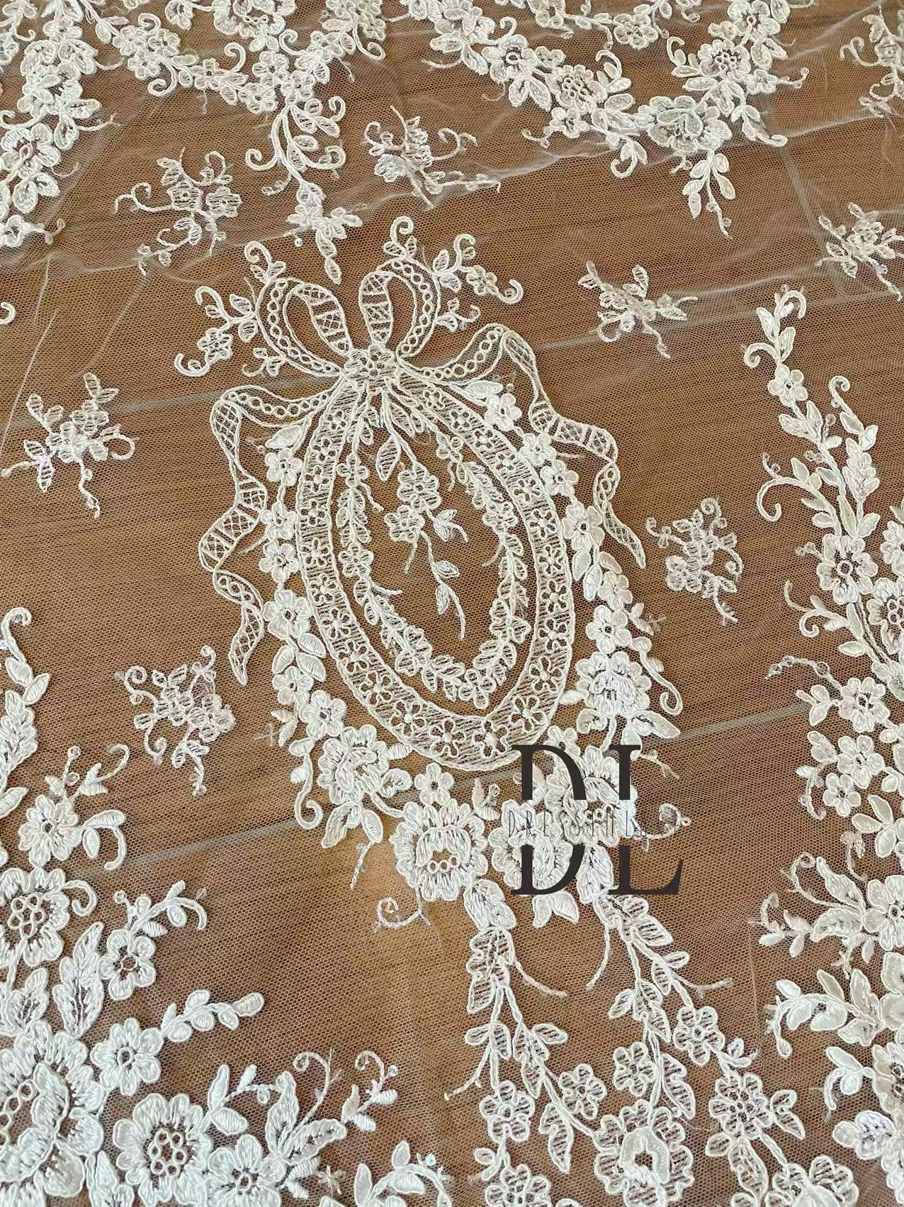 DL130013 Tessuto di pizzo di fiori di raso 3D morbido di alta qualità con perline per abiti da sposa