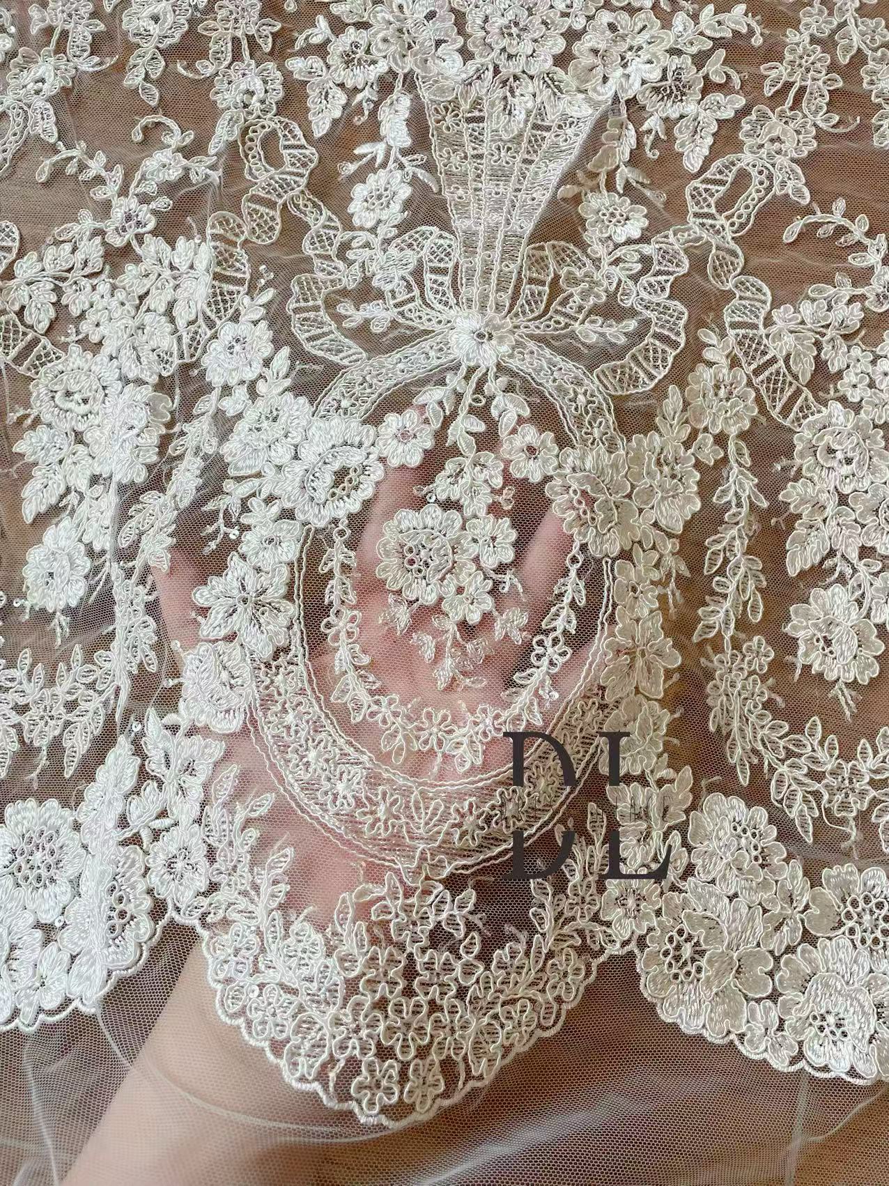 DL130013 Tessuto di pizzo di fiori di raso 3D morbido di alta qualità con perline per abiti da sposa