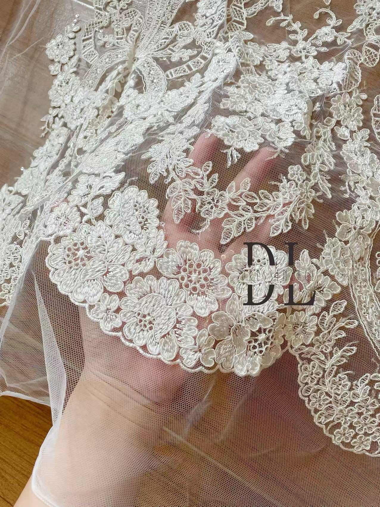 DL130013 Tessuto di pizzo di fiori di raso 3D morbido di alta qualità con perline per abiti da sposa