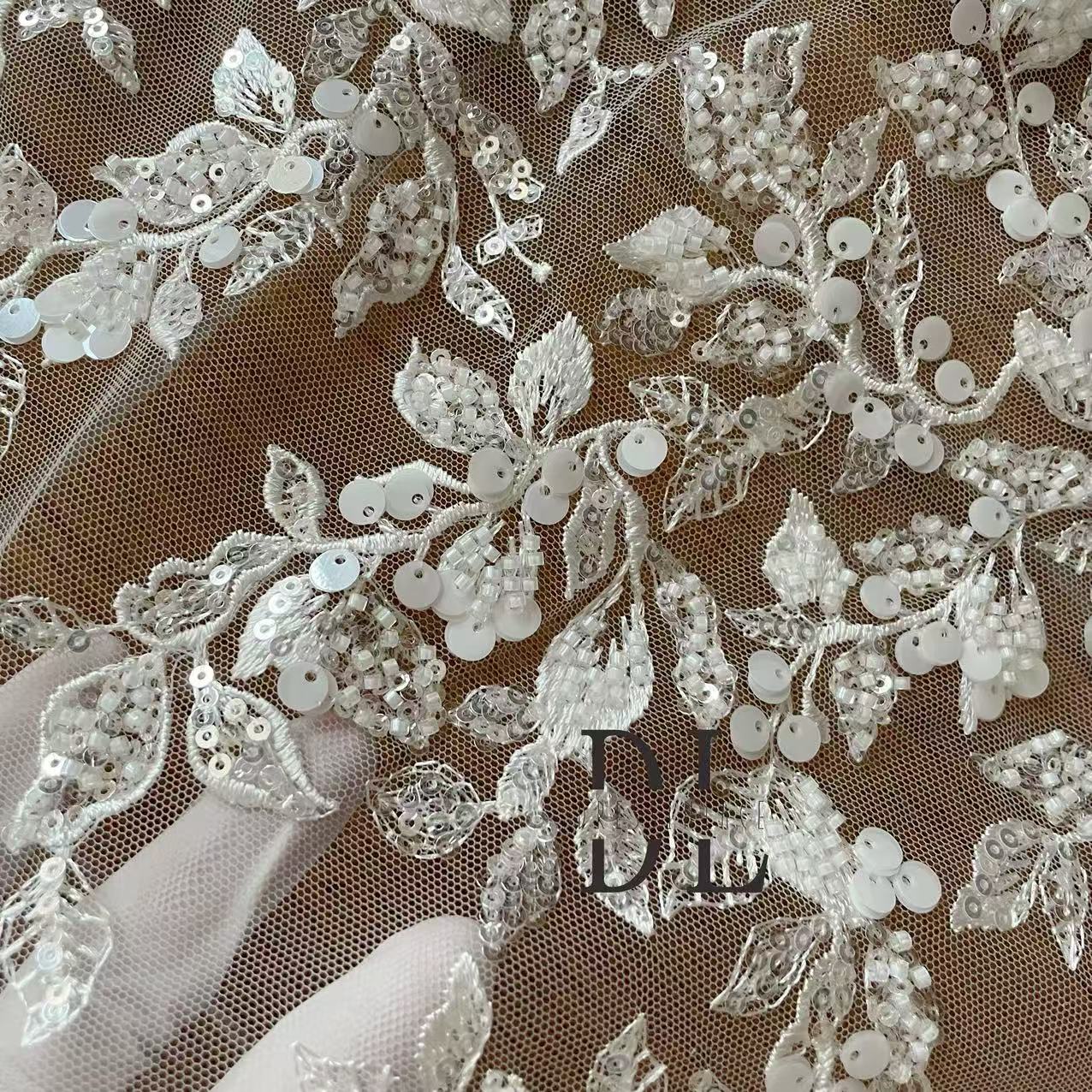 DL130009 Elegante tejido de encaje bordado con un impresionante diseño para vestido de novia DL130009