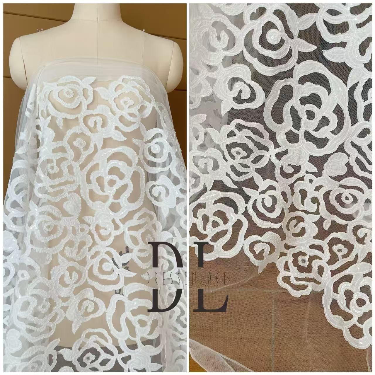 DL130013 Tejido de encaje de flores de satén 3D suave de alta calidad con cuentas de perlas para vestidos de novia