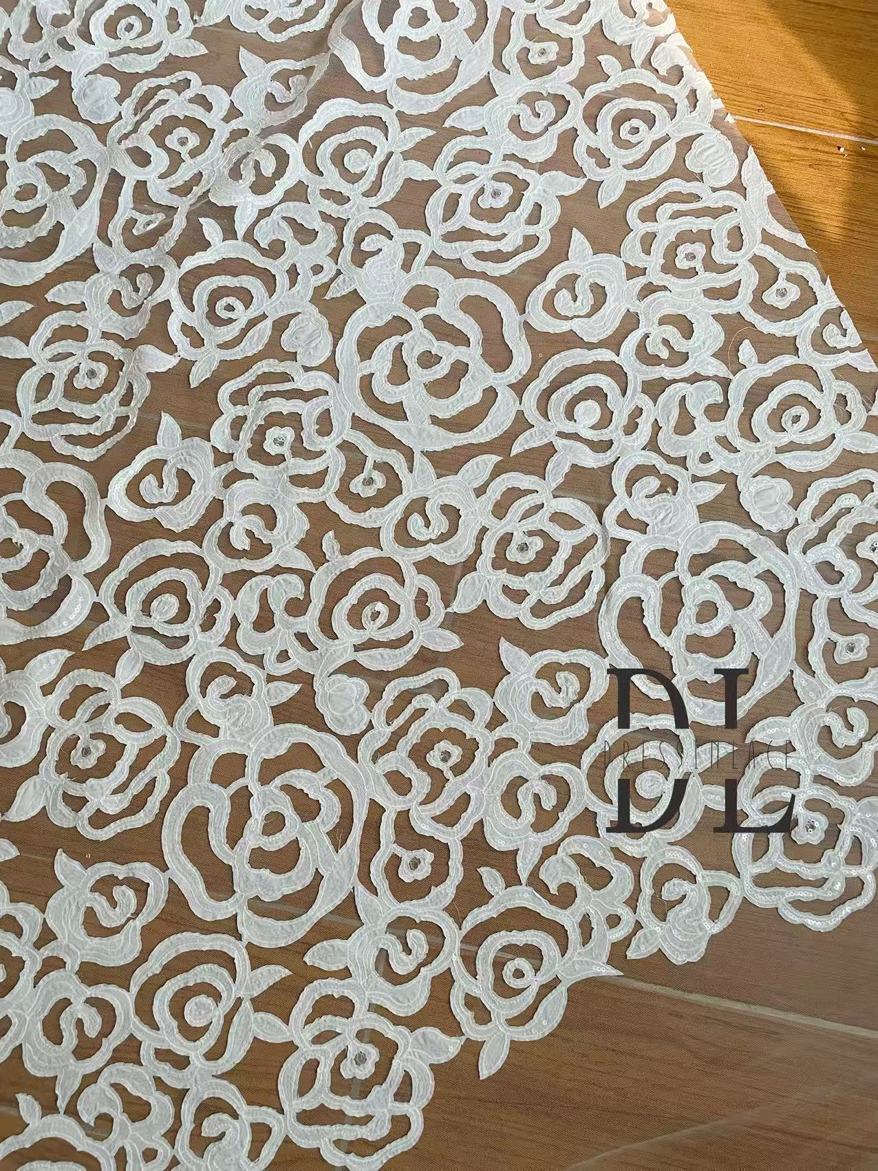 DL130013 Tejido de encaje de flores de satén 3D suave de alta calidad con cuentas de perlas para vestidos de novia