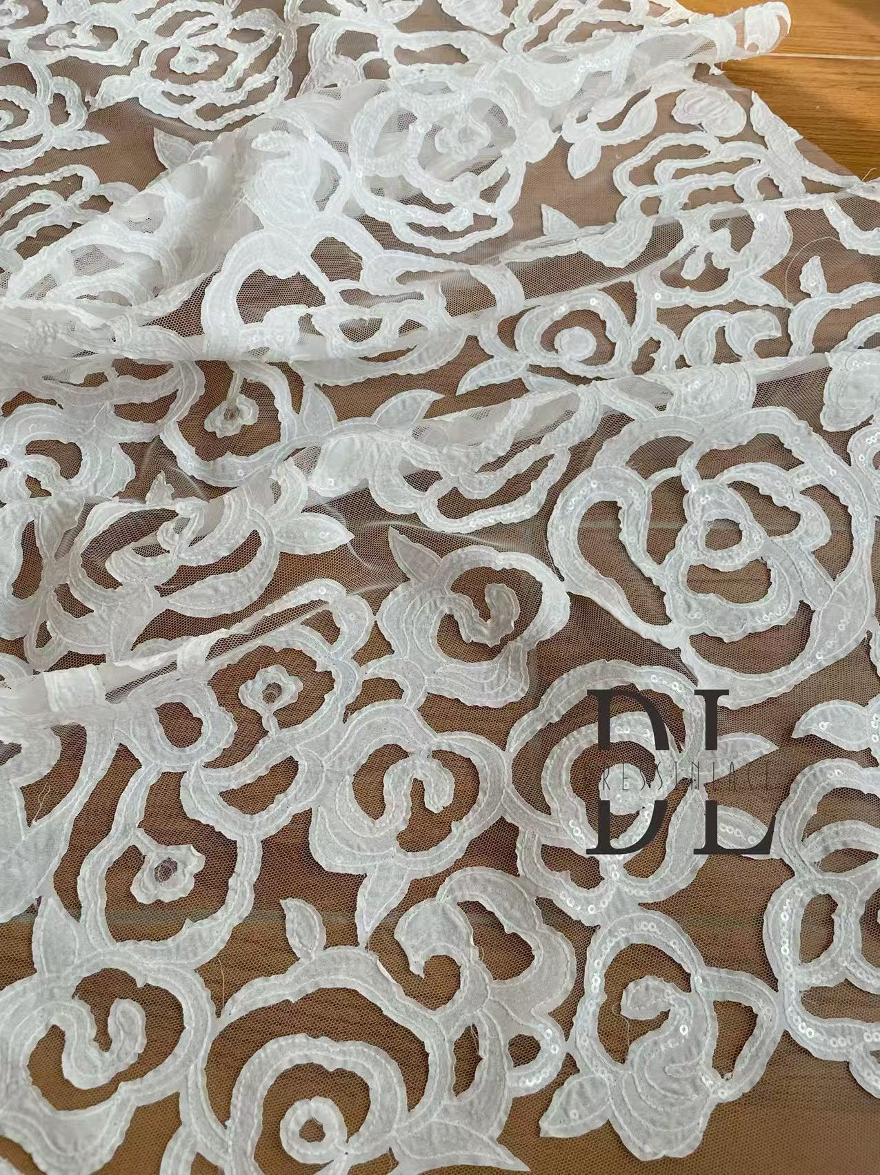 DL130013 Tejido de encaje de flores de satén 3D suave de alta calidad con cuentas de perlas para vestidos de novia