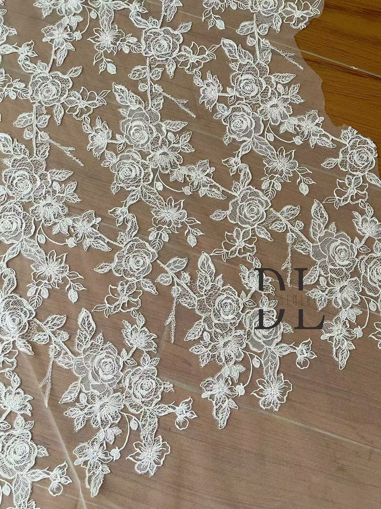 DL130013 Tessuto di pizzo di fiori di raso 3D morbido di alta qualità con perline per abiti da sposa