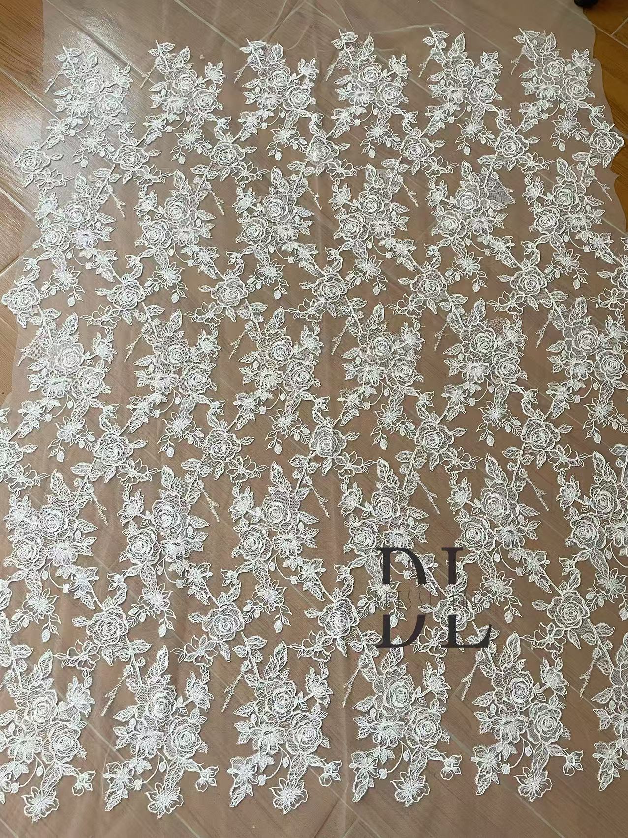 DL130013 Tessuto di pizzo di fiori di raso 3D morbido di alta qualità con perline per abiti da sposa