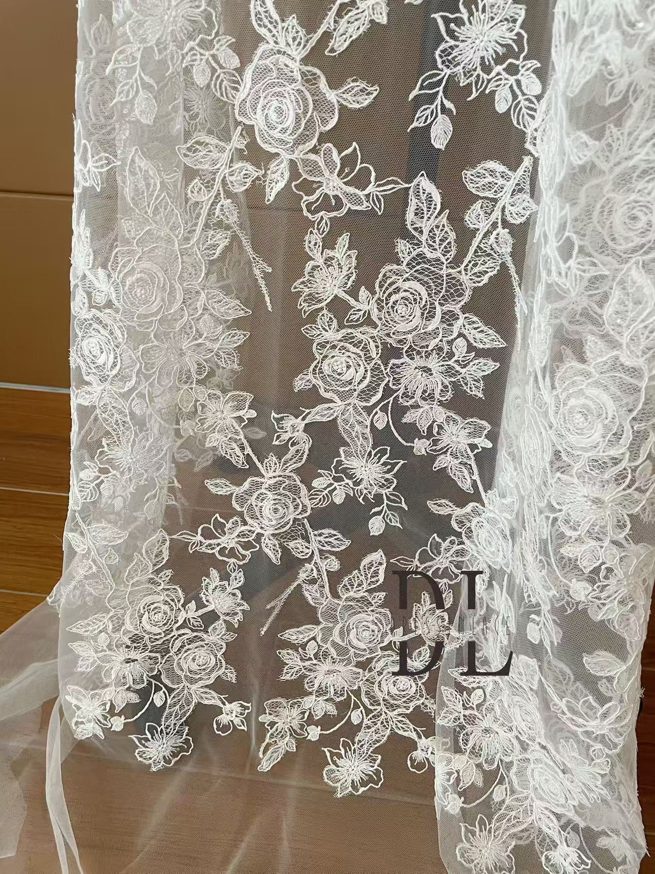 DL130013 Tessuto di pizzo di fiori di raso 3D morbido di alta qualità con perline per abiti da sposa