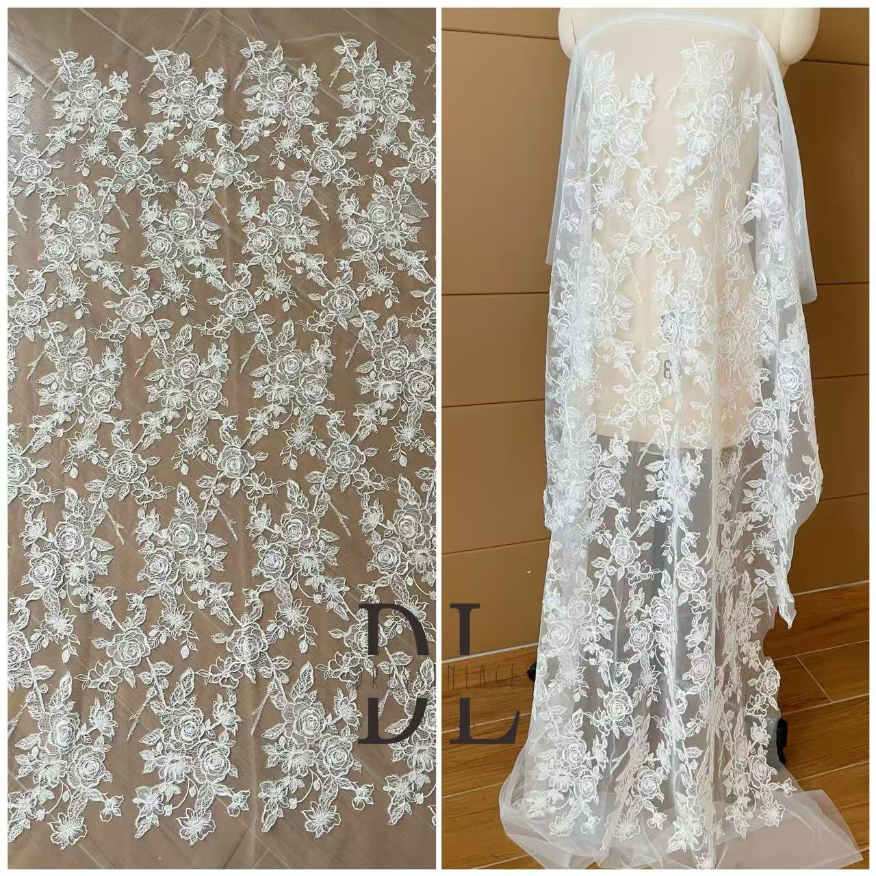 DL130013 Tejido de encaje de flores de satén 3D suave de alta calidad con cuentas de perlas para vestidos de novia