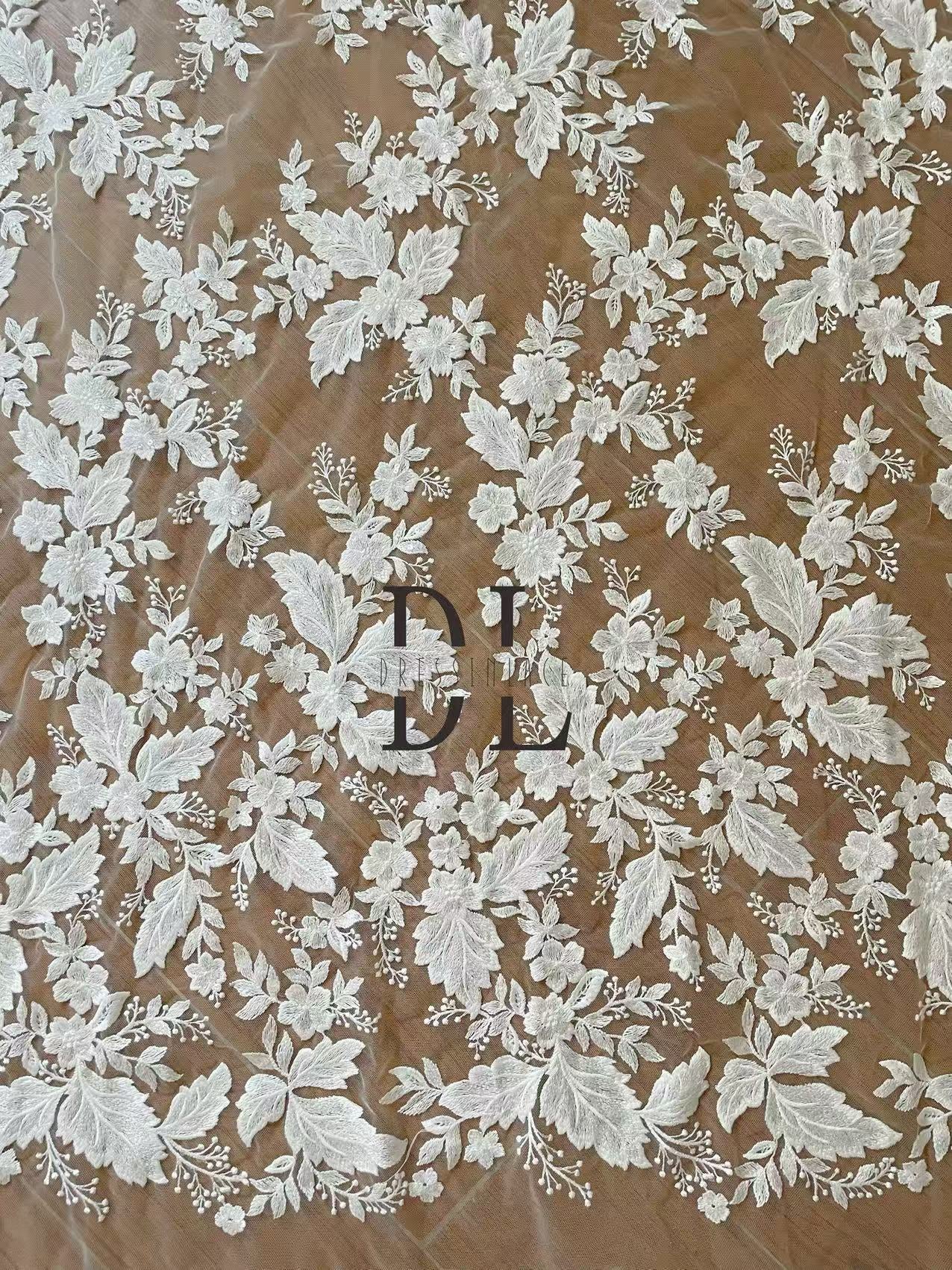 DL130013 Tejido de encaje de flores de satén 3D suave de alta calidad con cuentas de perlas para vestidos de novia