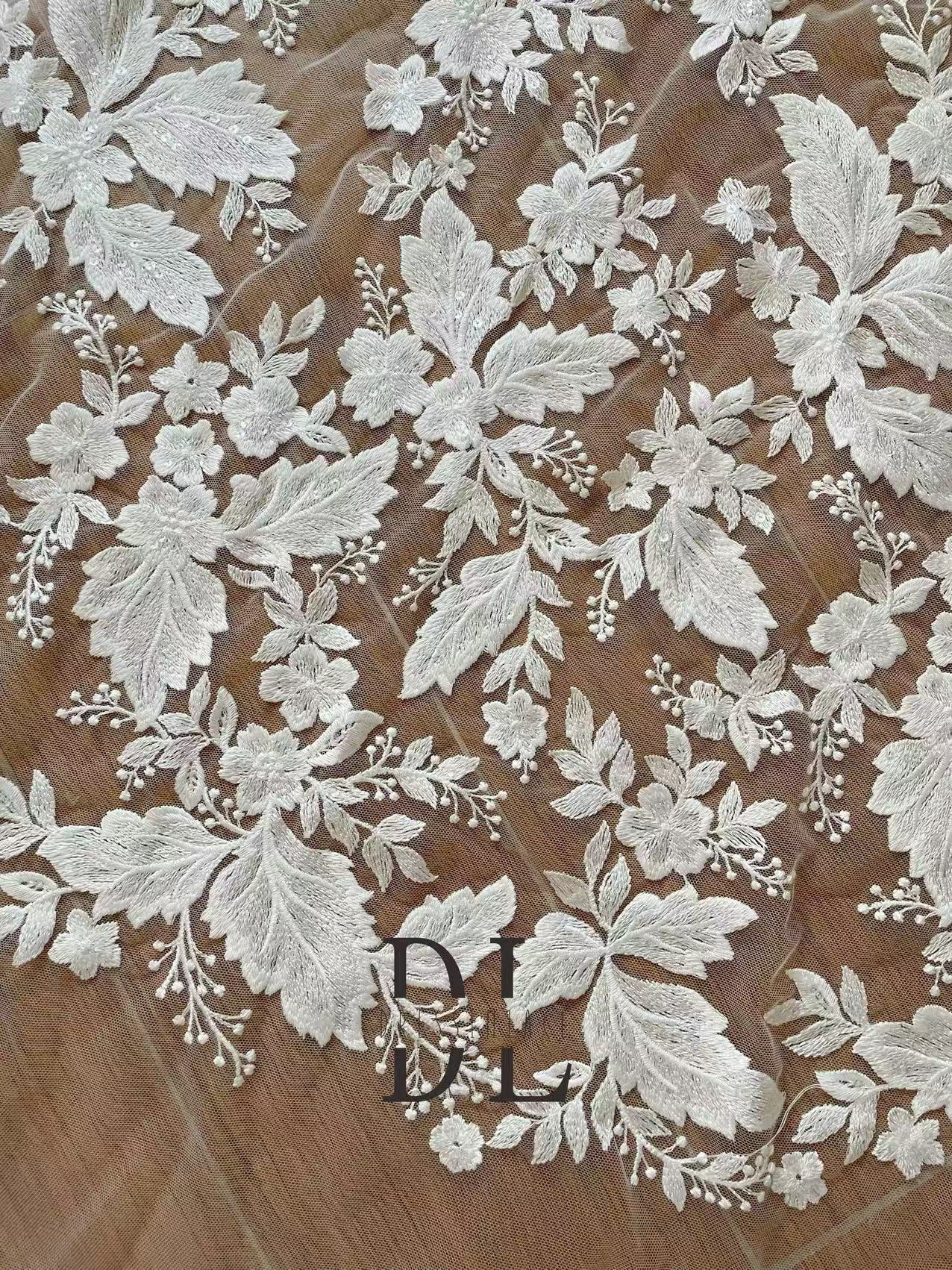 DL130013 Tejido de encaje de flores de satén 3D suave de alta calidad con cuentas de perlas para vestidos de novia
