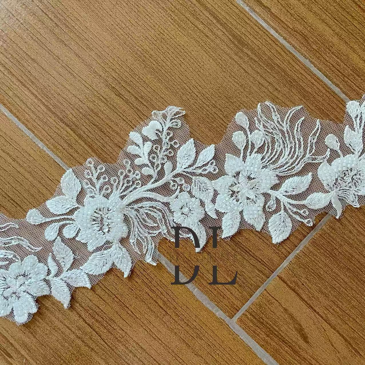 DLX15253 Patrón de hojas bordadas Tejido de encaje Bordes de ancho 15 cm Cuentas y lentejuelas para velos de novia