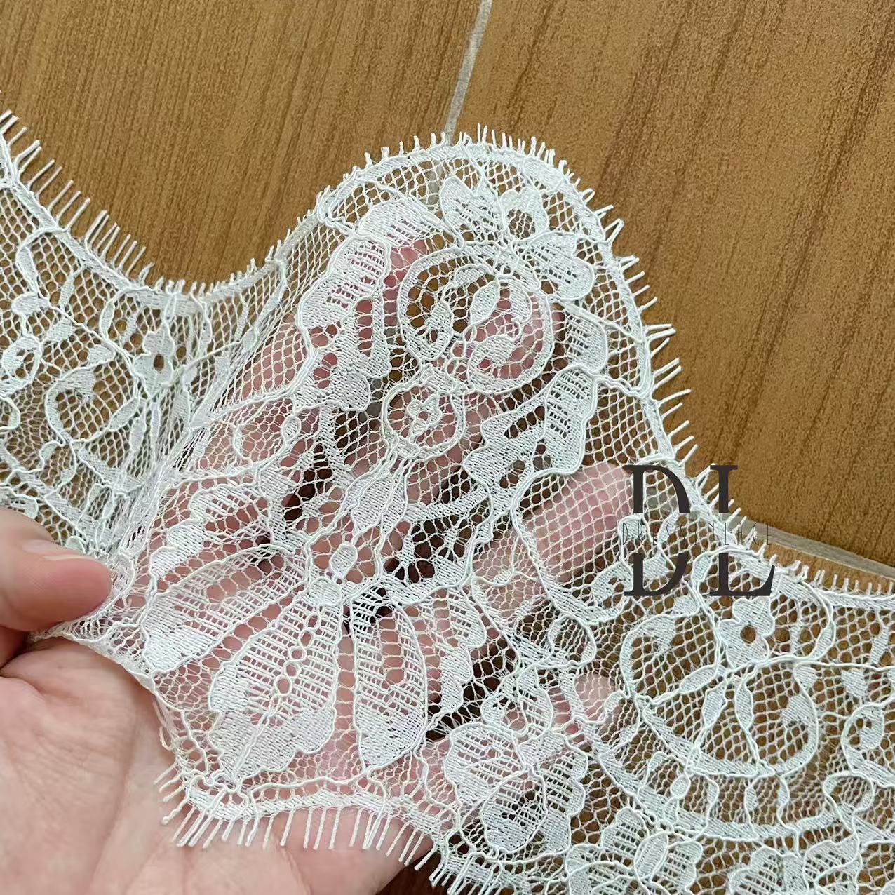 Good quality Chantilly lace borders for DIY fashion clothes, bridal dresses, wedding textiles accessories, home curtain textiles decorate, 3meters/roll