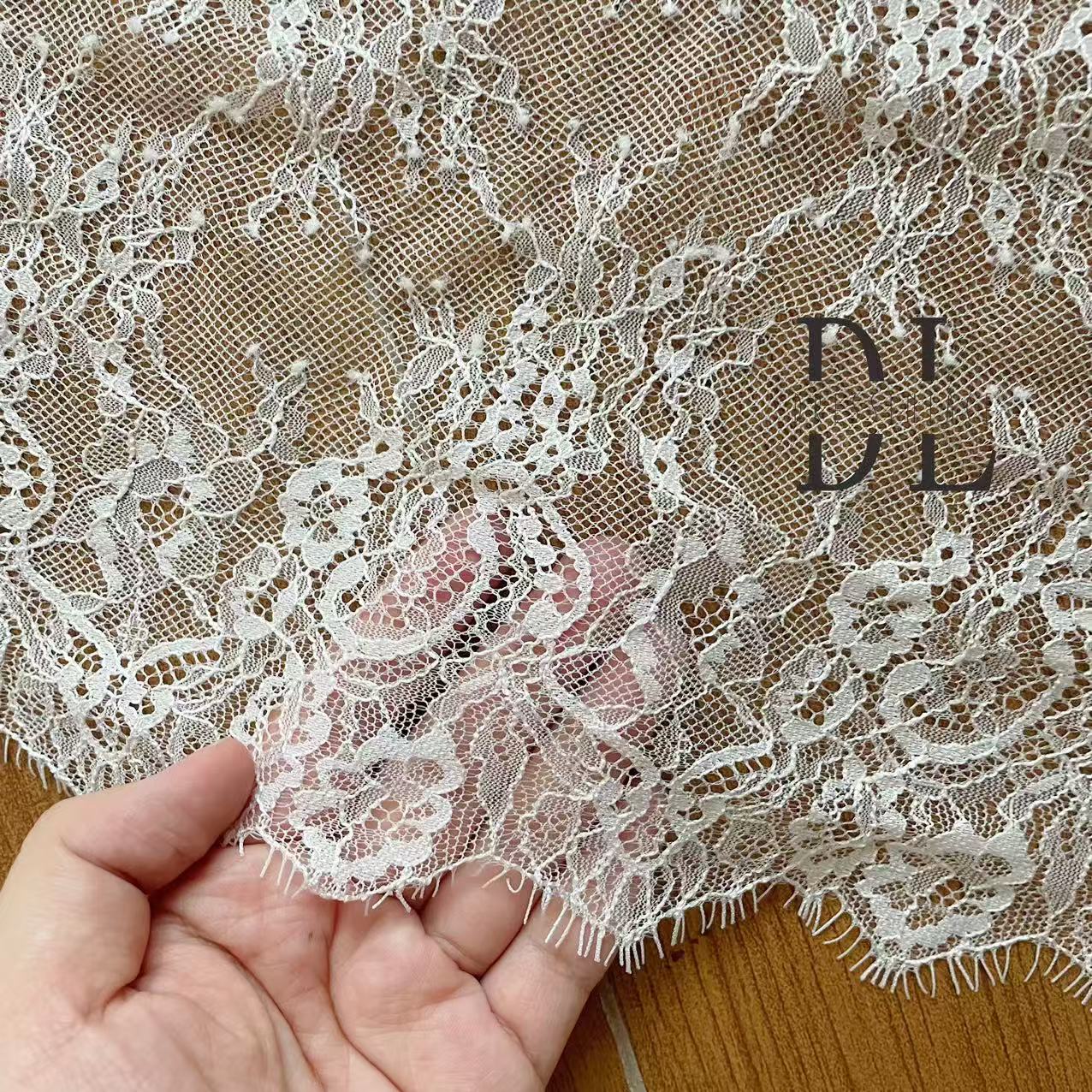 DLX15253 Ricamo Foglie Modello Tessuto di pizzo Bordi larghi 15 cm Perline e paillettes per veli da sposa