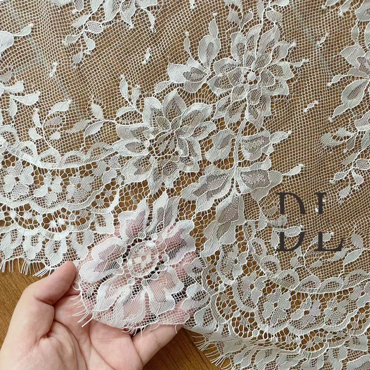DLX15253 Ricamo Foglie Modello Tessuto di pizzo Bordi larghi 15 cm Perline e paillettes per veli da sposa