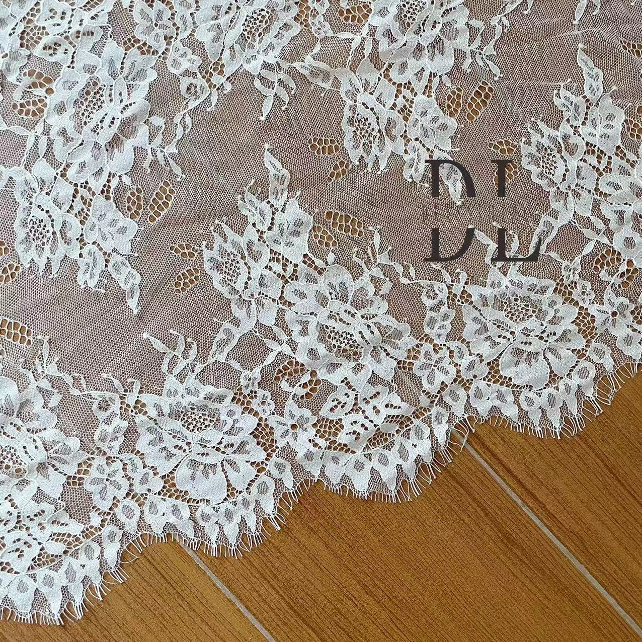 DLX15253 Ricamo Foglie Modello Tessuto di pizzo Bordi larghi 15 cm Perline e paillettes per veli da sposa