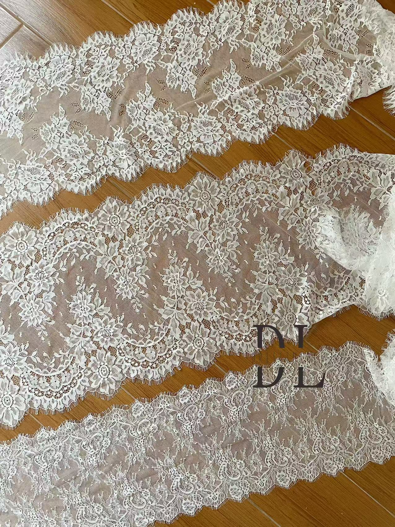 DLX15253 Ricamo Foglie Modello Tessuto di pizzo Bordi larghi 15 cm Perline e paillettes per veli da sposa