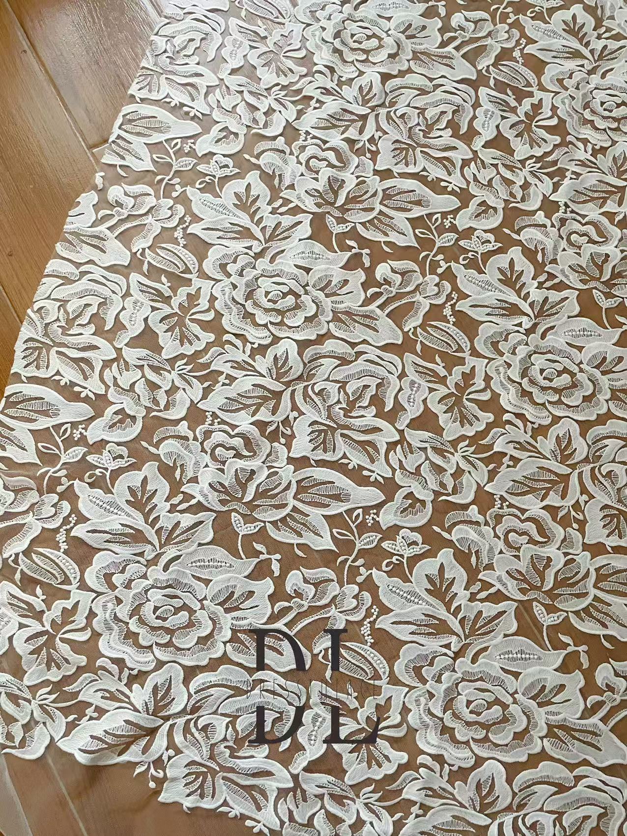 DL130013 Tessuto di pizzo di fiori di raso 3D morbido di alta qualità con perline per abiti da sposa