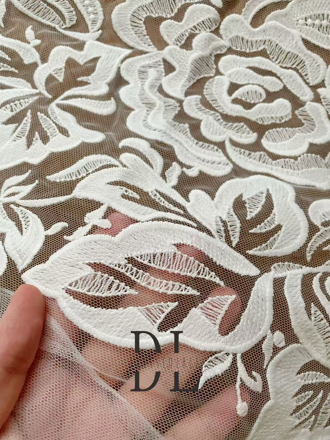 DL130013 Tessuto di pizzo di fiori di raso 3D morbido di alta qualità con perline per abiti da sposa