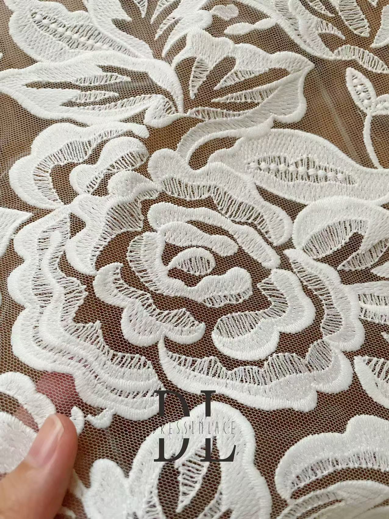 DL130013 Tessuto di pizzo di fiori di raso 3D morbido di alta qualità con perline per abiti da sposa