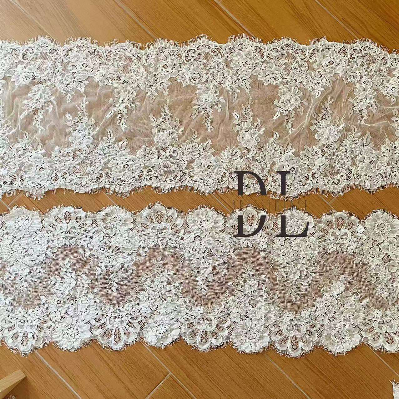 DL130013 Tessuto di pizzo di fiori di raso 3D morbido di alta qualità con perline per abiti da sposa