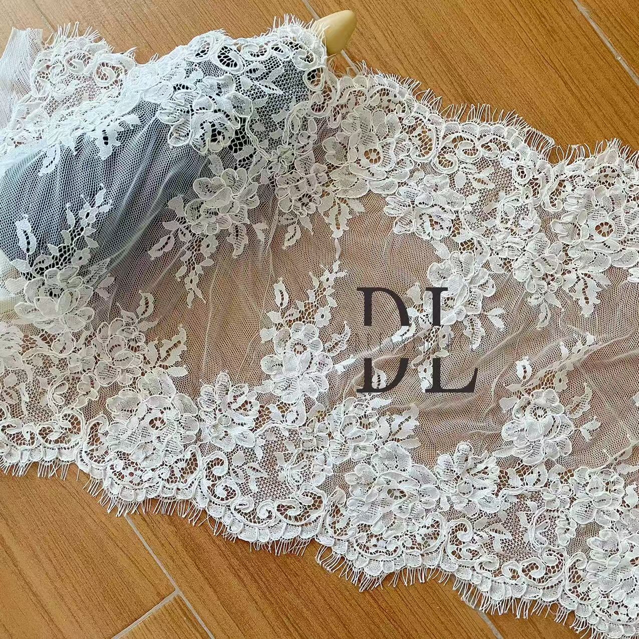 DL130013 Tessuto di pizzo di fiori di raso 3D morbido di alta qualità con perline per abiti da sposa