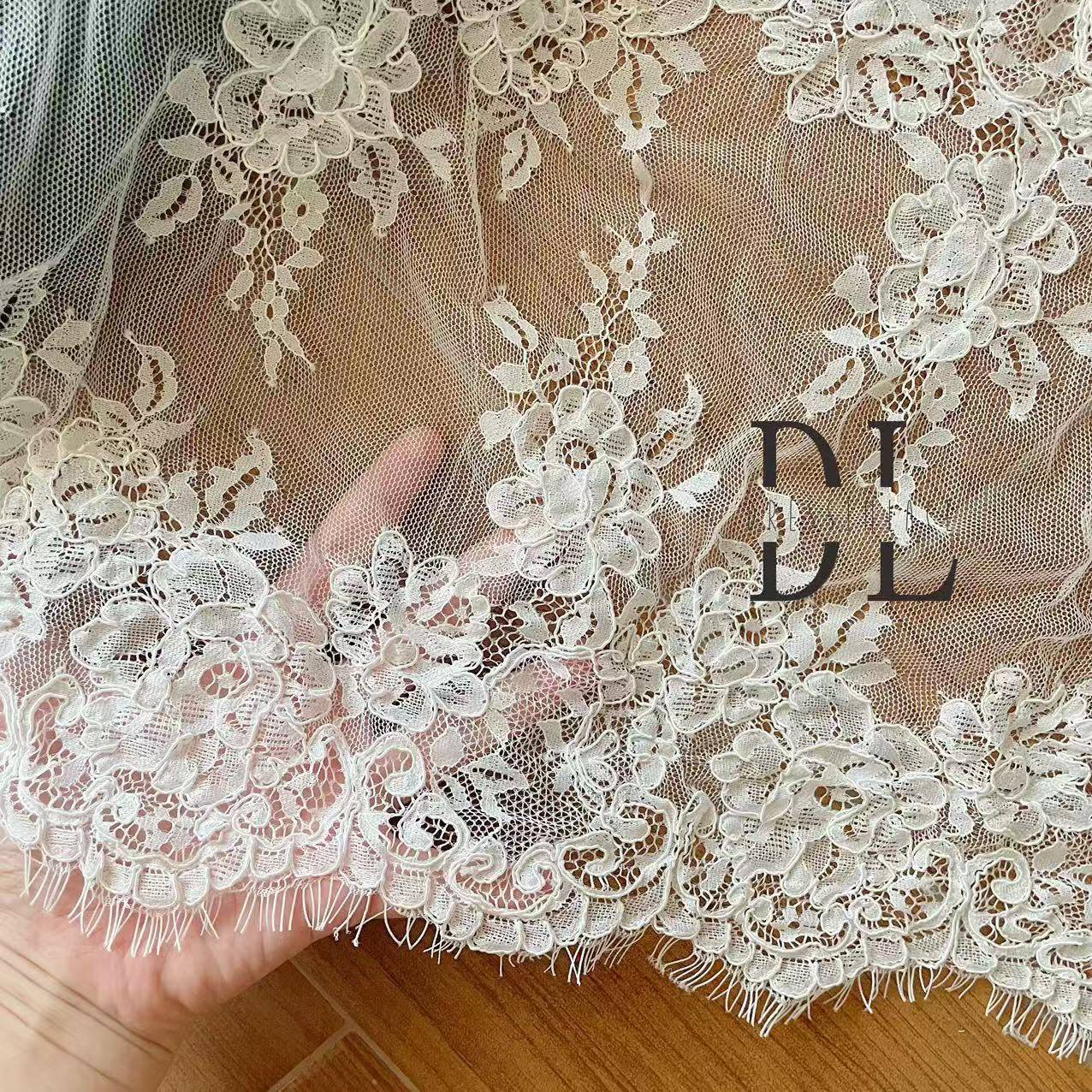DL130013 Tessuto di pizzo di fiori di raso 3D morbido di alta qualità con perline per abiti da sposa