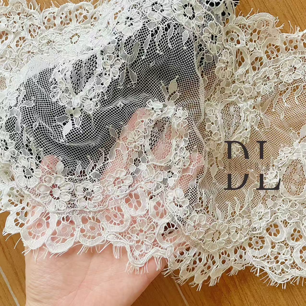 DL130013 Tessuto di pizzo di fiori di raso 3D morbido di alta qualità con perline per abiti da sposa