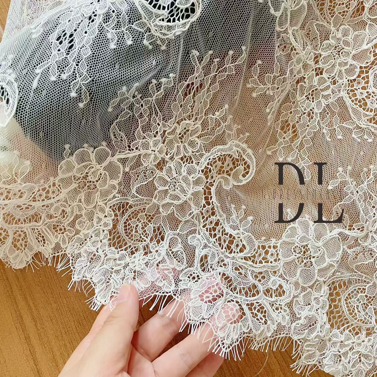 DL130013 Tessuto di pizzo di fiori di raso 3D morbido di alta qualità con perline per abiti da sposa