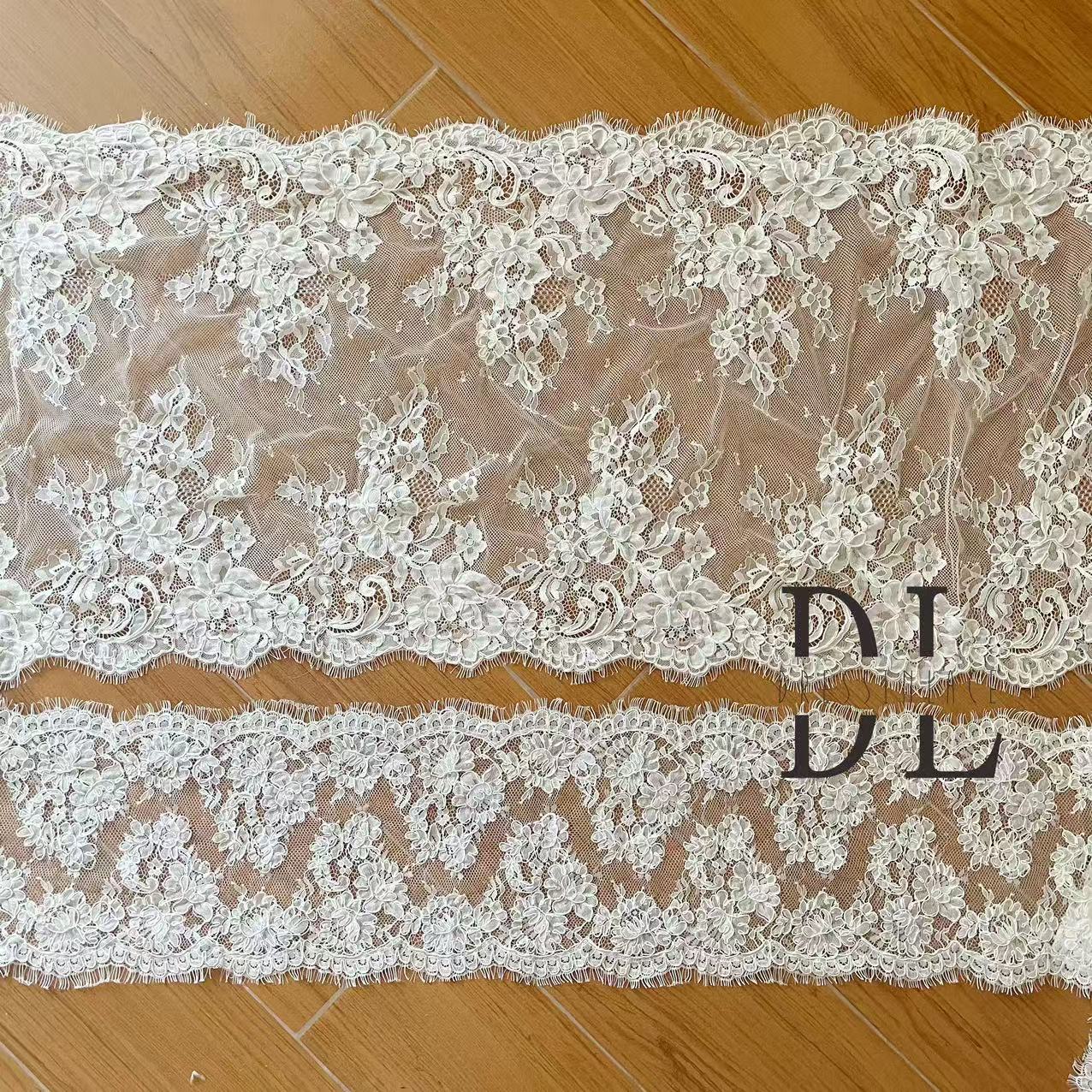 DL130013 Tessuto di pizzo di fiori di raso 3D morbido di alta qualità con perline per abiti da sposa