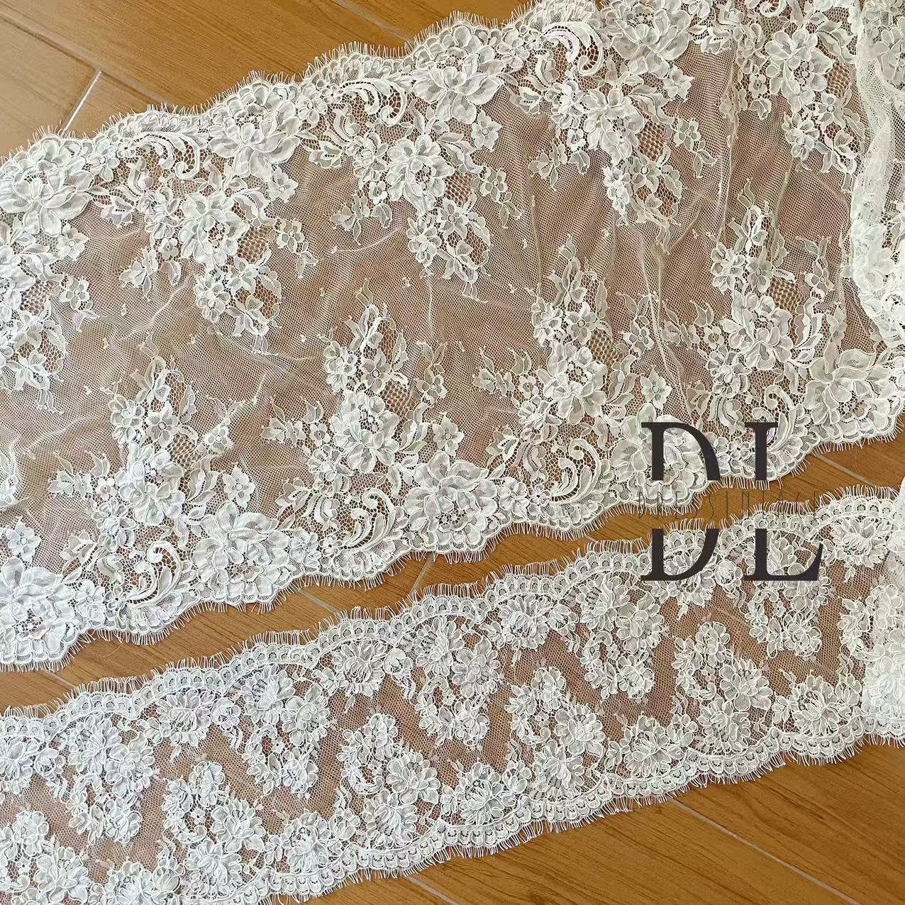 DL130013 Tessuto di pizzo di fiori di raso 3D morbido di alta qualità con perline per abiti da sposa