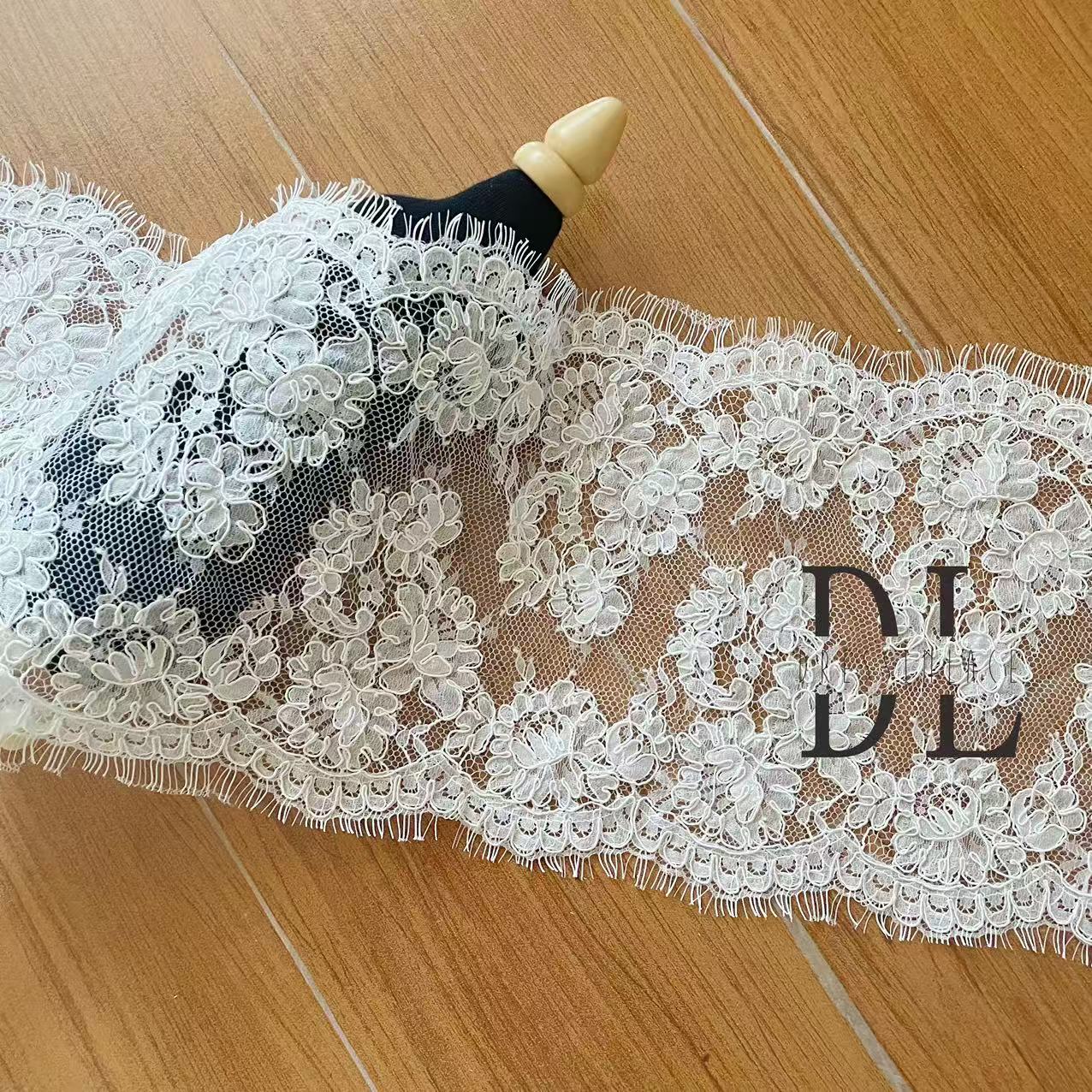 DL130013 Tessuto di pizzo di fiori di raso 3D morbido di alta qualità con perline per abiti da sposa