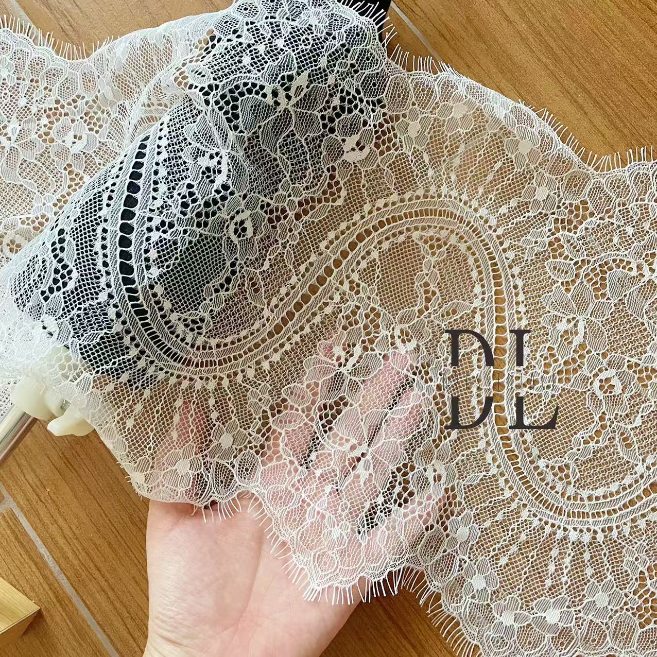 DLX15253 Ricamo Foglie Modello Tessuto di pizzo Bordi larghi 15 cm Perline e paillettes per veli da sposa